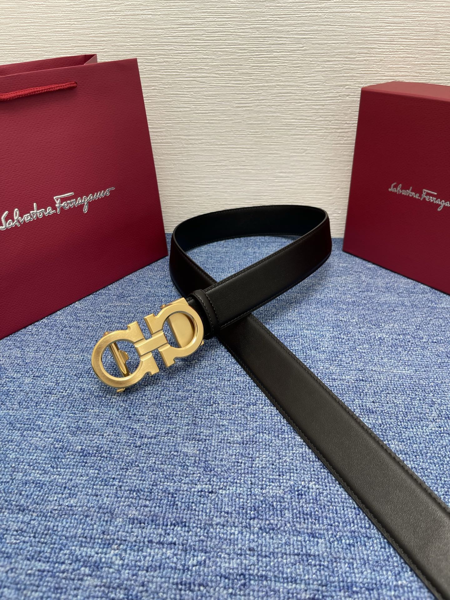 🔴 【品牌】菲拉.格慕 3.8cm. 🔴 【描述】这款皮带采用天然粒纹皮革材质，颇具都市风范，细节充满动