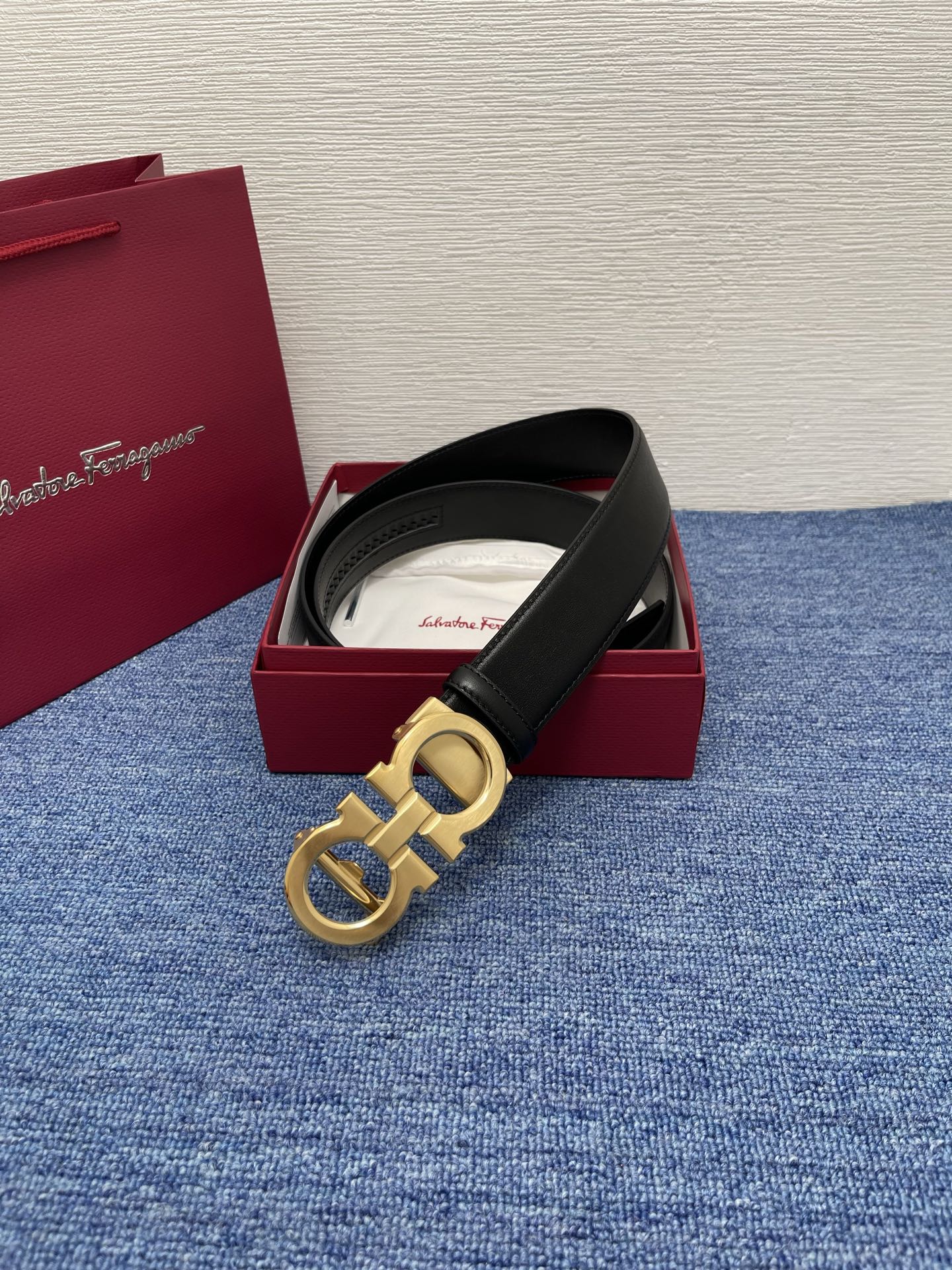 🔴 【品牌】菲拉.格慕 3.8cm. 🔴 【描述】这款皮带采用天然粒纹皮革材质，颇具都市风范，细节充满动