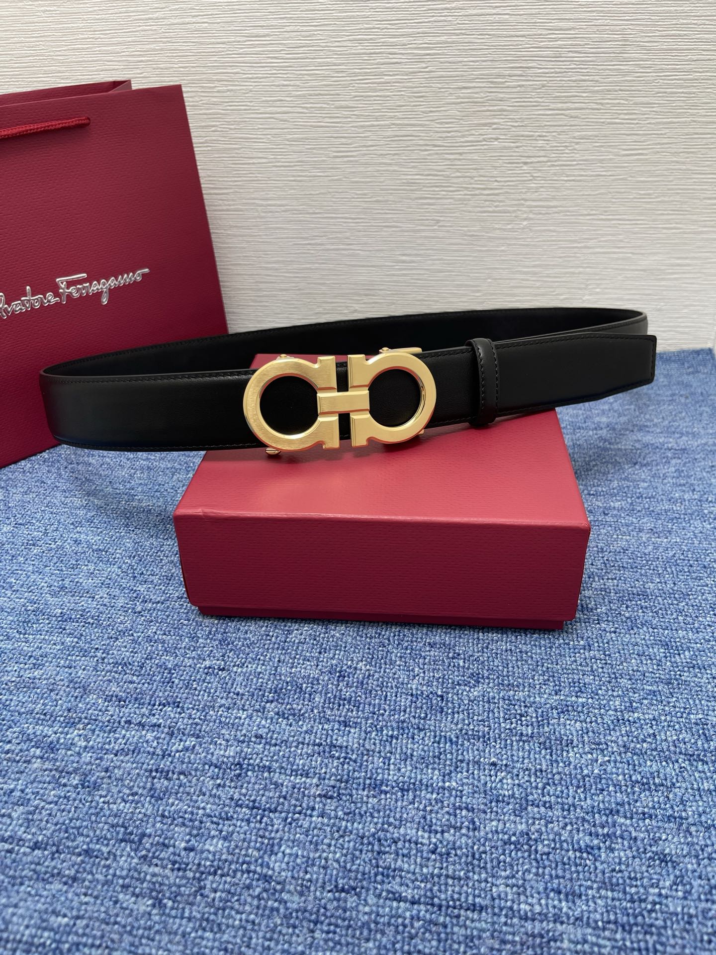 🔴 【品牌】菲拉.格慕 3.8cm. 🔴 【描述】这款皮带采用天然粒纹皮革材质，颇具都市风范，细节充满动