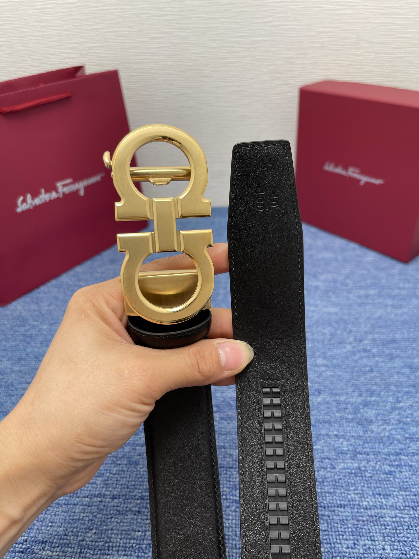 🔴 【品牌】菲拉.格慕 3.8cm. 🔴 【描述】这款皮带采用天然粒纹皮革材质，颇具都市风范，细节充满动