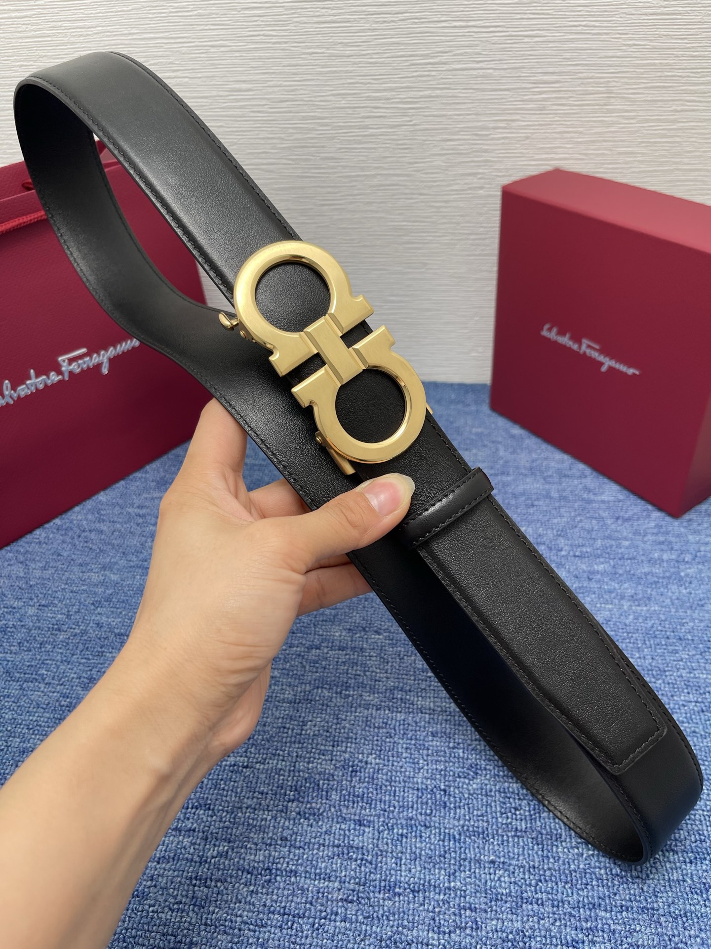 🔴 【品牌】菲拉.格慕 3.8cm. 🔴 【描述】这款皮带采用天然粒纹皮革材质，颇具都市风范，细节充满动