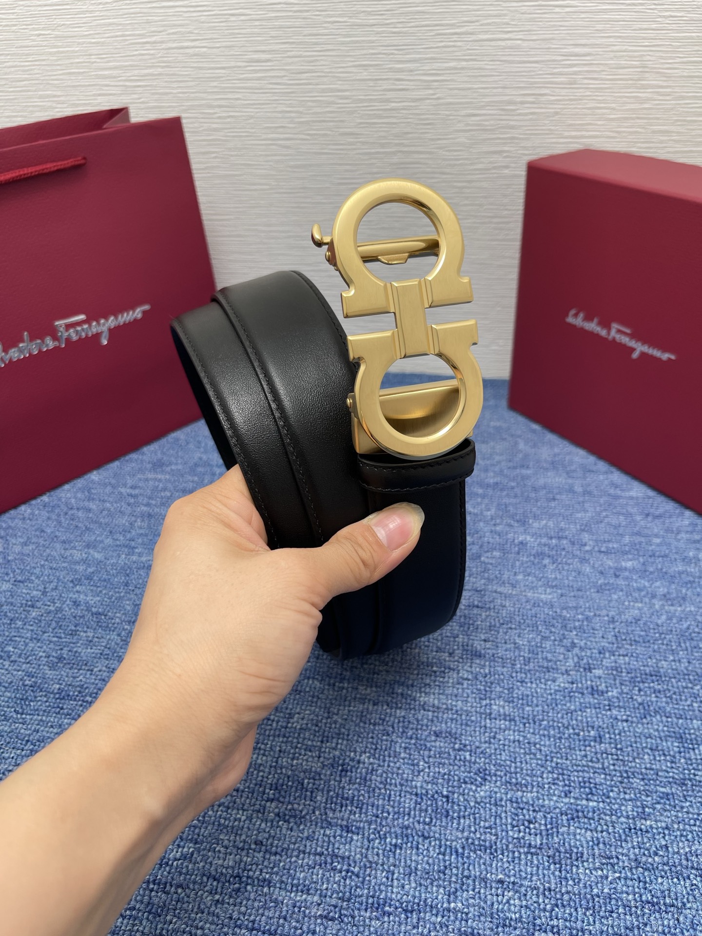 🔴 【品牌】菲拉.格慕 3.8cm. 🔴 【描述】这款皮带采用天然粒纹皮革材质，颇具都市风范，细节充满动