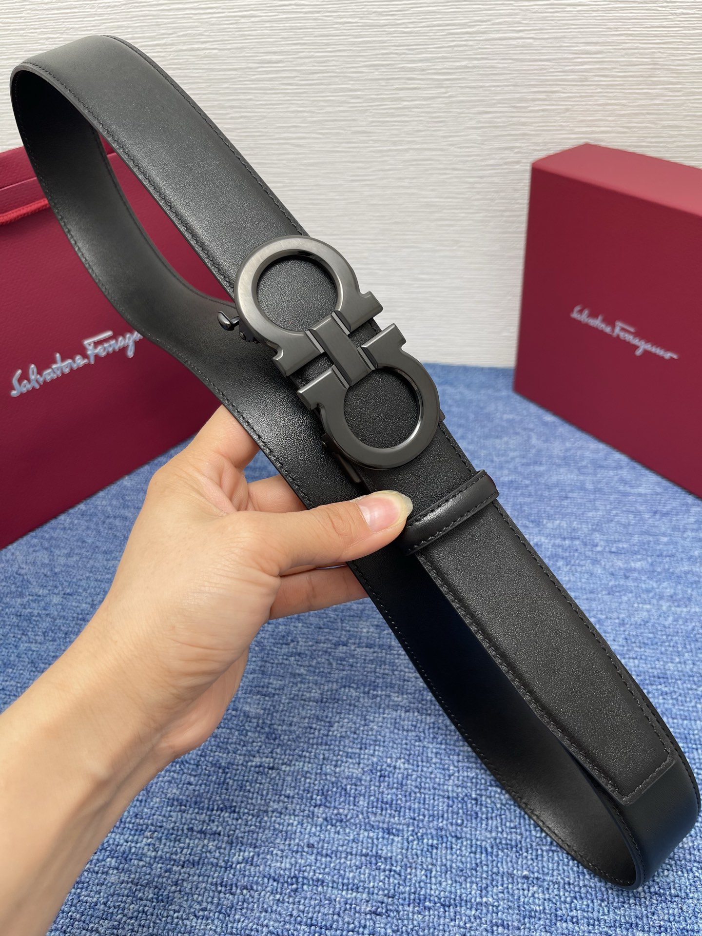 🔴 【品牌】菲拉.格慕 3.8cm. 🔴 【描述】这款皮带采用天然粒纹皮革材质，颇具都市风范，细节充满动