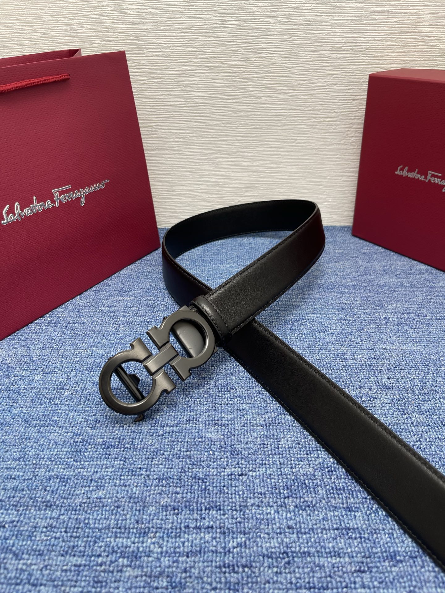 🔴 【品牌】菲拉.格慕 3.8cm. 🔴 【描述】这款皮带采用天然粒纹皮革材质，颇具都市风范，细节充满动