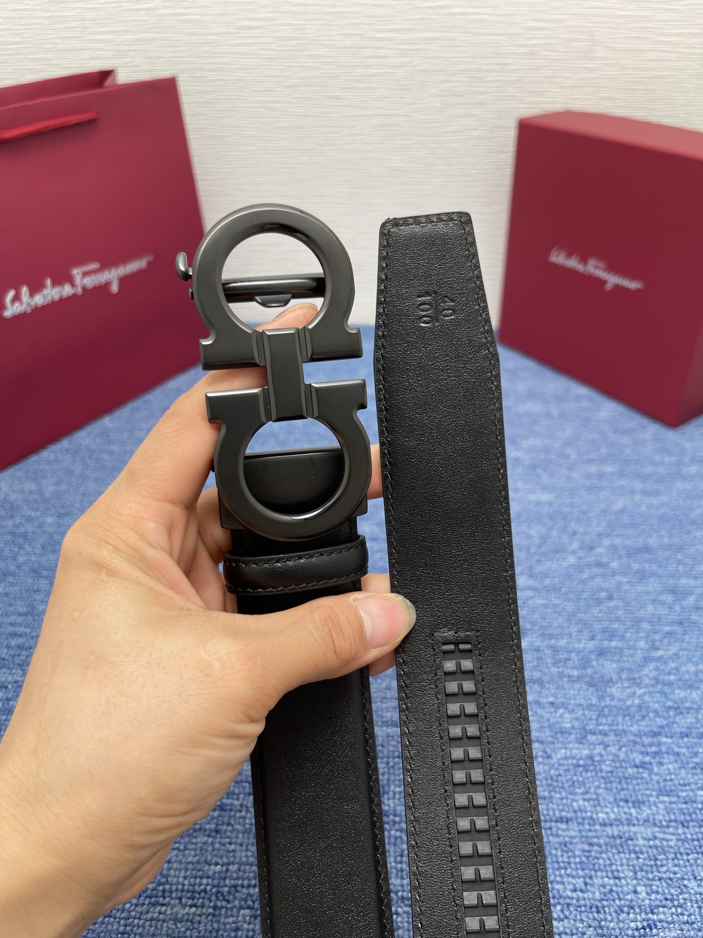 🔴 【品牌】菲拉.格慕 3.8cm. 🔴 【描述】这款皮带采用天然粒纹皮革材质，颇具都市风范，细节充满动