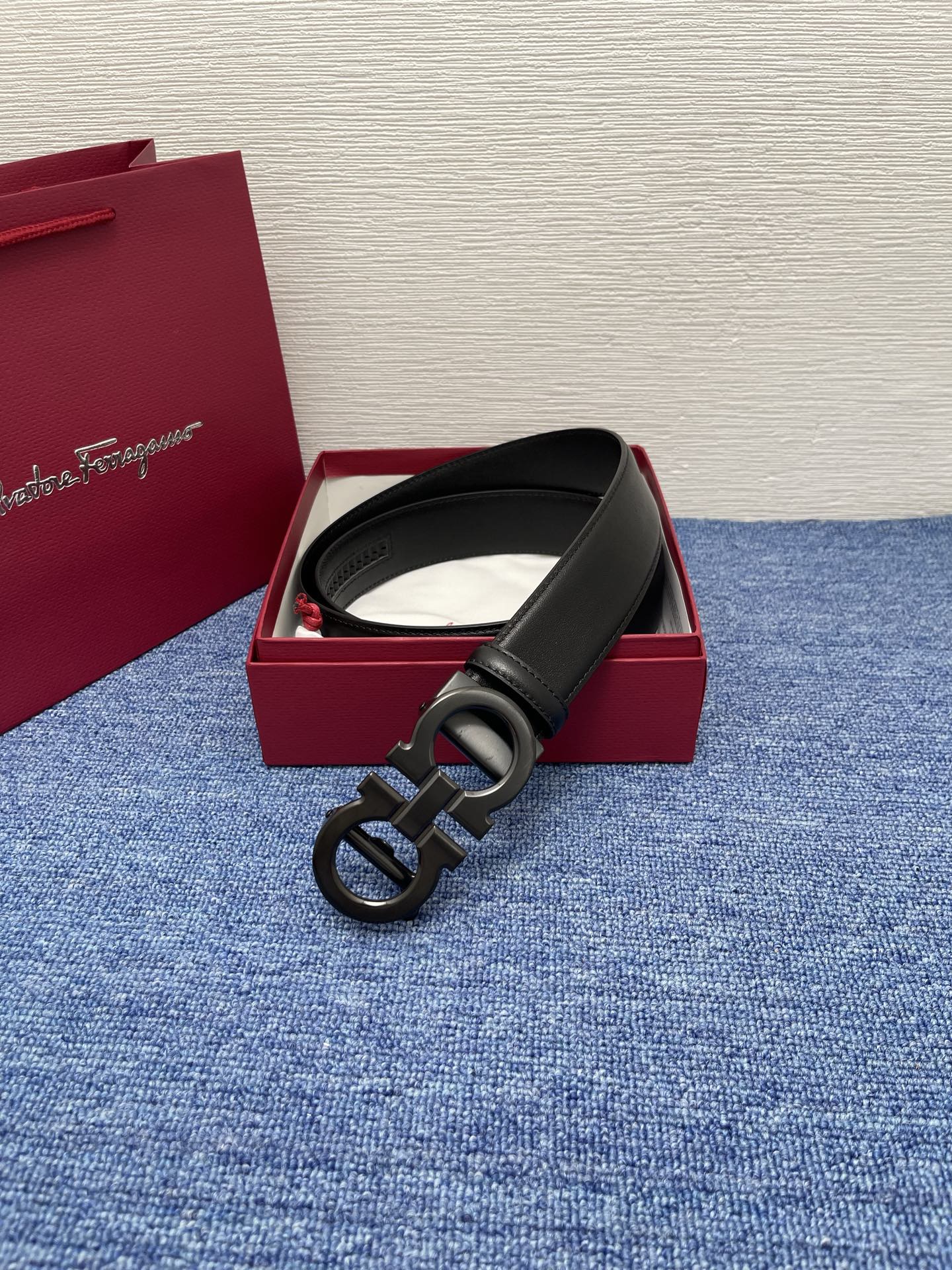 🔴 【品牌】菲拉.格慕 3.8cm. 🔴 【描述】这款皮带采用天然粒纹皮革材质，颇具都市风范，细节充满动