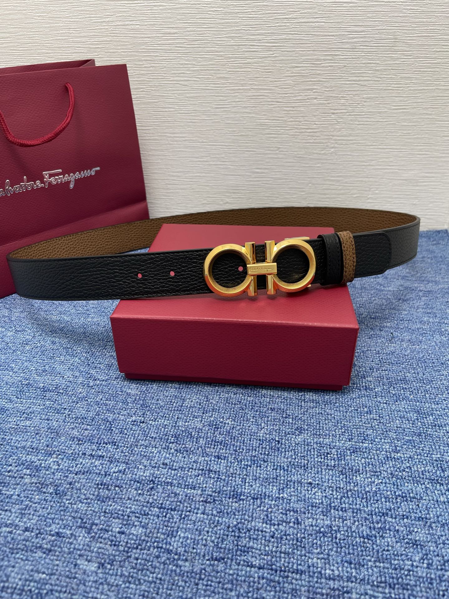 🔴 【品牌】菲拉.格慕 3.5cm 🔴 【描述】这款皮带采用天然粒纹皮革材质，颇具都市风范，细节充满动感