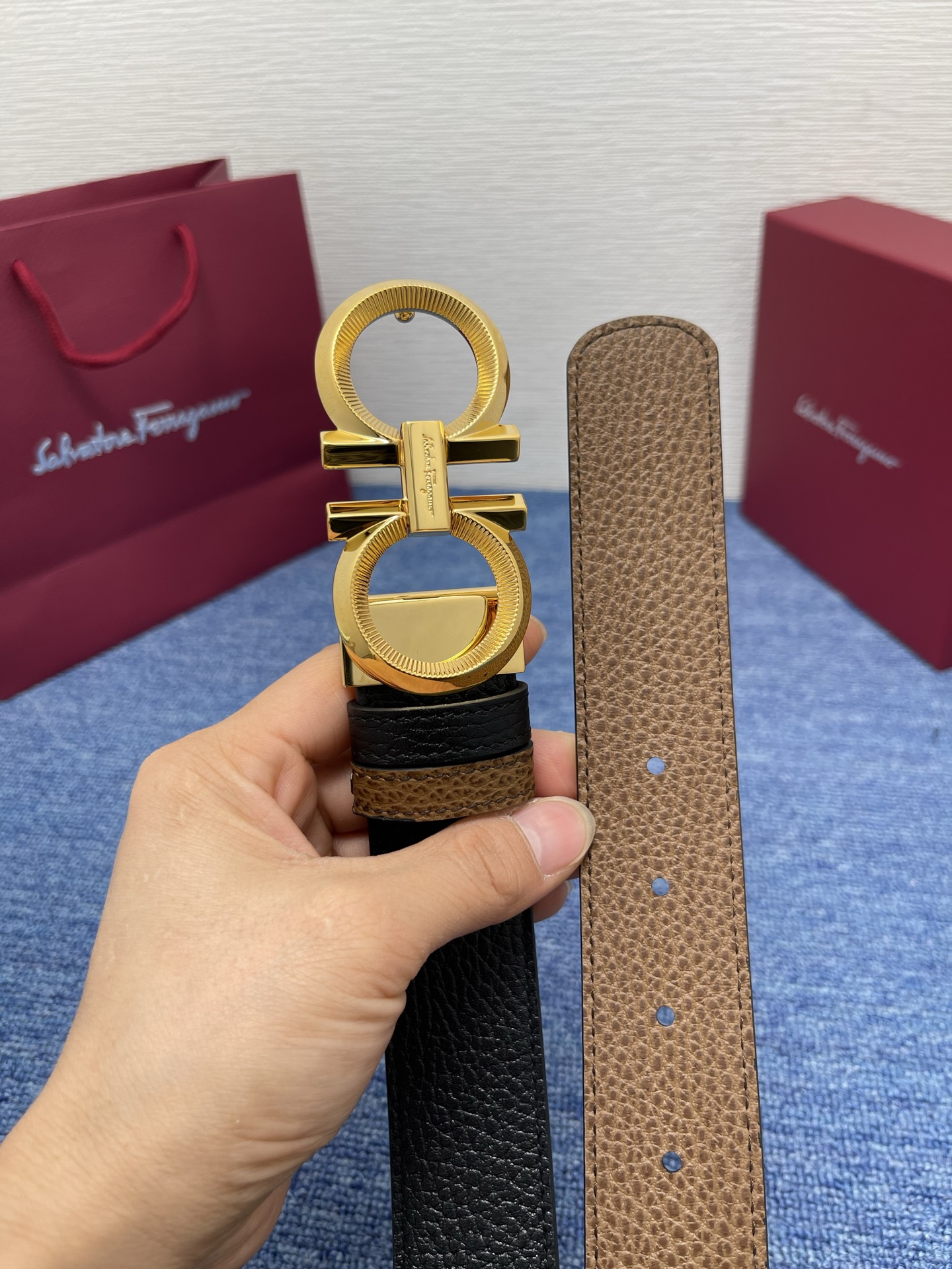 🔴 【品牌】菲拉.格慕 3.5cm 🔴 【描述】这款皮带采用天然粒纹皮革材质，颇具都市风范，细节充满动感