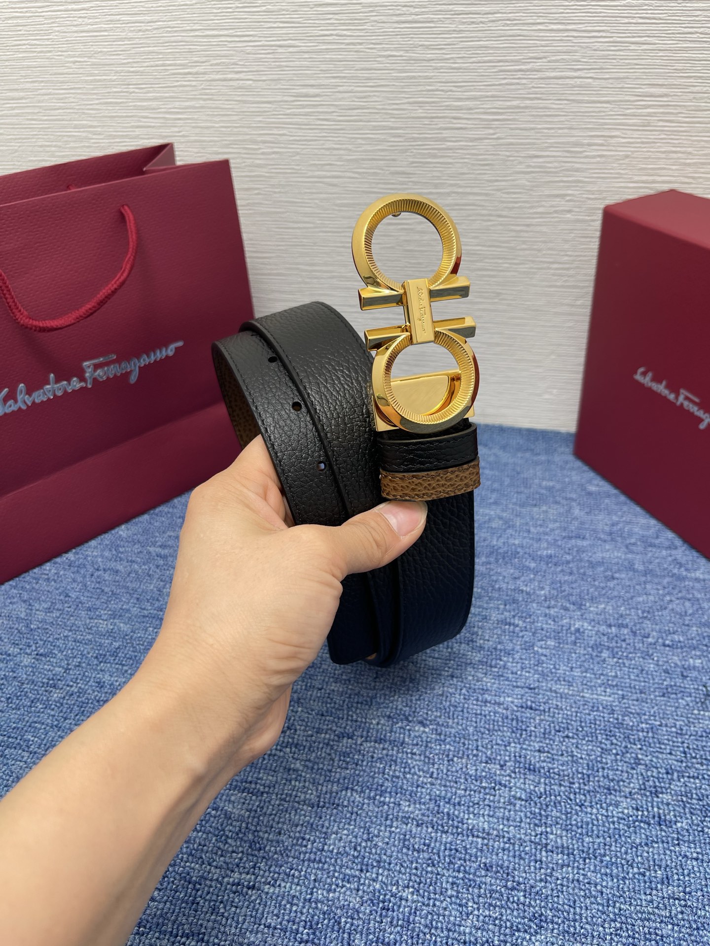 🔴 【品牌】菲拉.格慕 3.5cm 🔴 【描述】这款皮带采用天然粒纹皮革材质，颇具都市风范，细节充满动感