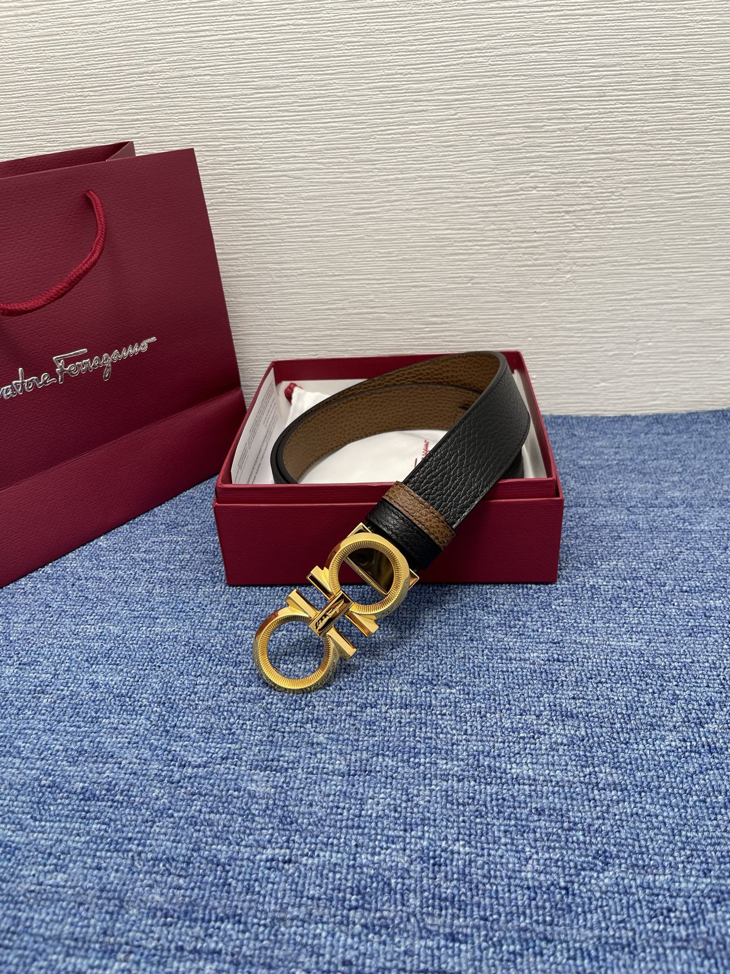 🔴 【品牌】菲拉.格慕 3.5cm 🔴 【描述】这款皮带采用天然粒纹皮革材质，颇具都市风范，细节充满动感