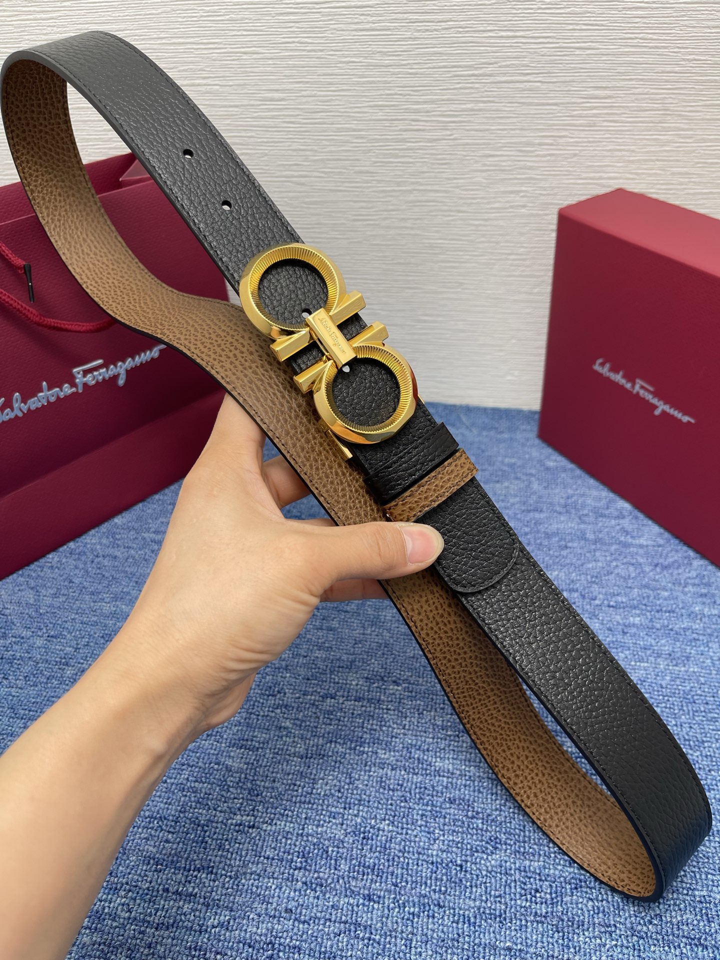 🔴 【品牌】菲拉.格慕 3.5cm 🔴 【描述】这款皮带采用天然粒纹皮革材质，颇具都市风范，细节充满动感