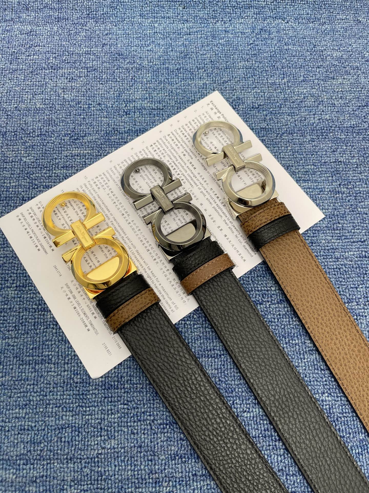 🔴 【品牌】菲拉.格慕 3.5cm 🔴 【描述】这款皮带采用天然粒纹皮革材质，颇具都市风范，细节充满动感