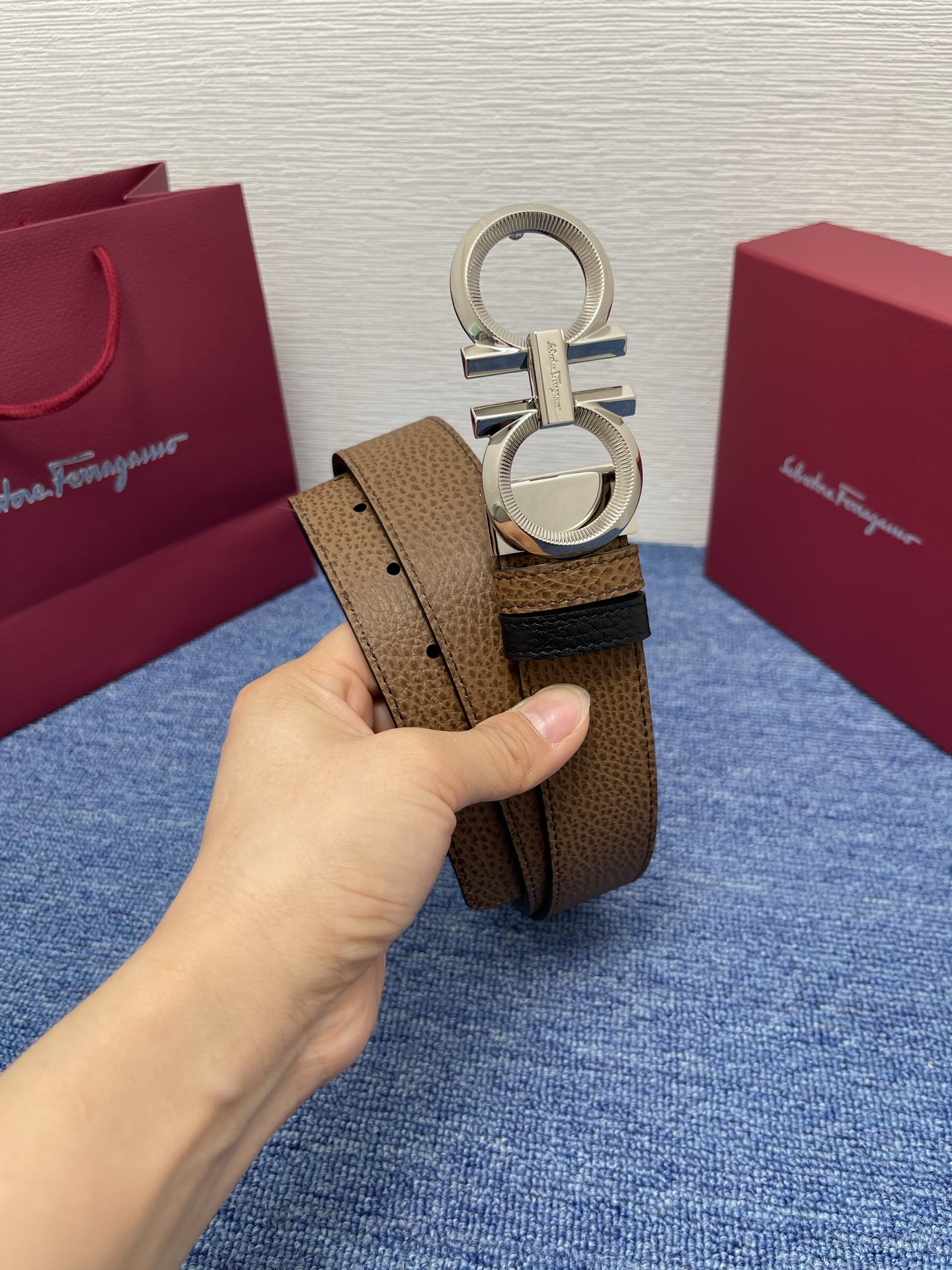 🔴 【品牌】菲拉.格慕 3.5cm 🔴 【描述】这款皮带采用天然粒纹皮革材质，颇具都市风范，细节充满动感