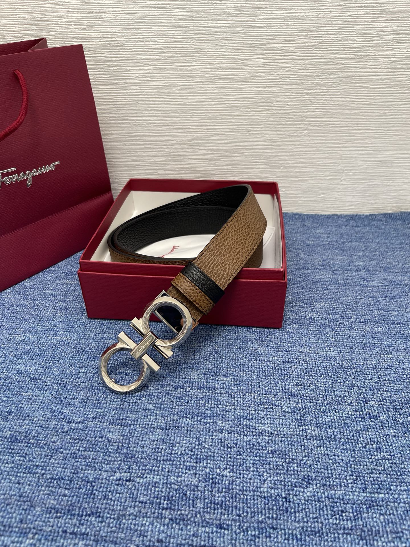 🔴 【品牌】菲拉.格慕 3.5cm 🔴 【描述】这款皮带采用天然粒纹皮革材质，颇具都市风范，细节充满动感