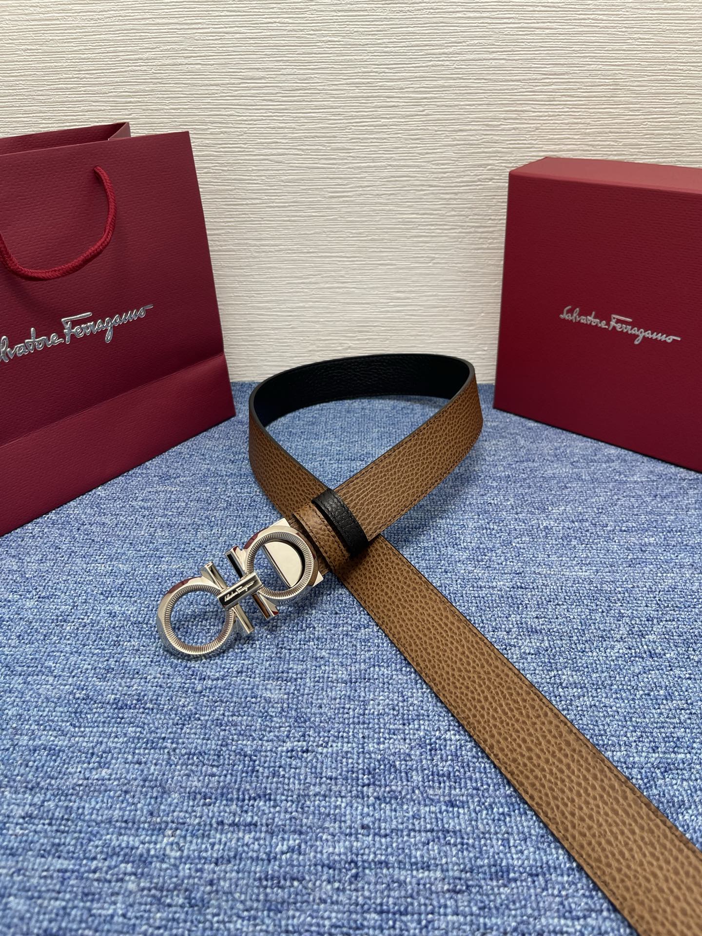 🔴 【品牌】菲拉.格慕 3.5cm 🔴 【描述】这款皮带采用天然粒纹皮革材质，颇具都市风范，细节充满动感