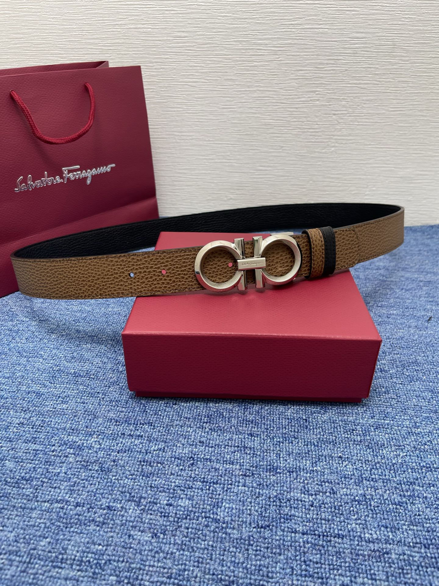 🔴 【品牌】菲拉.格慕 3.5cm 🔴 【描述】这款皮带采用天然粒纹皮革材质，颇具都市风范，细节充满动感