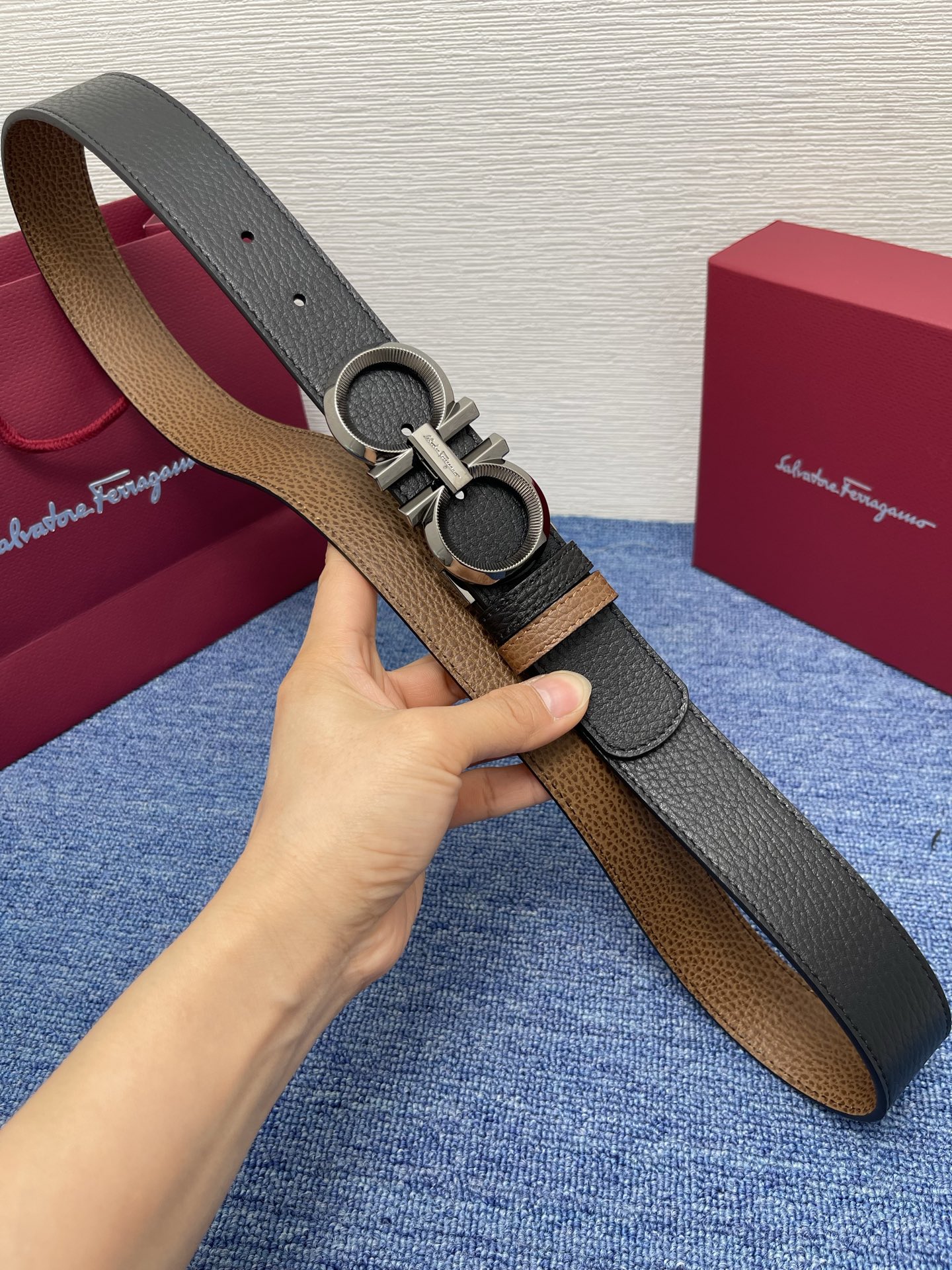 🔴 【品牌】菲拉.格慕 3.5cm 🔴 【描述】这款皮带采用天然粒纹皮革材质，颇具都市风范，细节充满动感