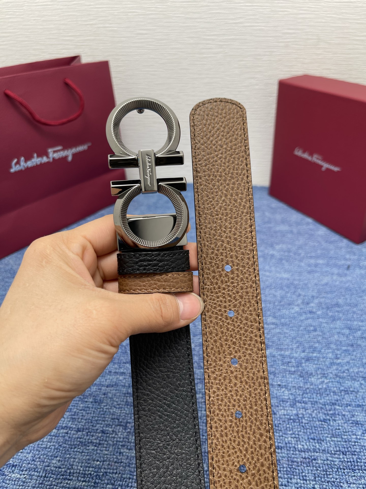 🔴 【品牌】菲拉.格慕 3.5cm 🔴 【描述】这款皮带采用天然粒纹皮革材质，颇具都市风范，细节充满动感