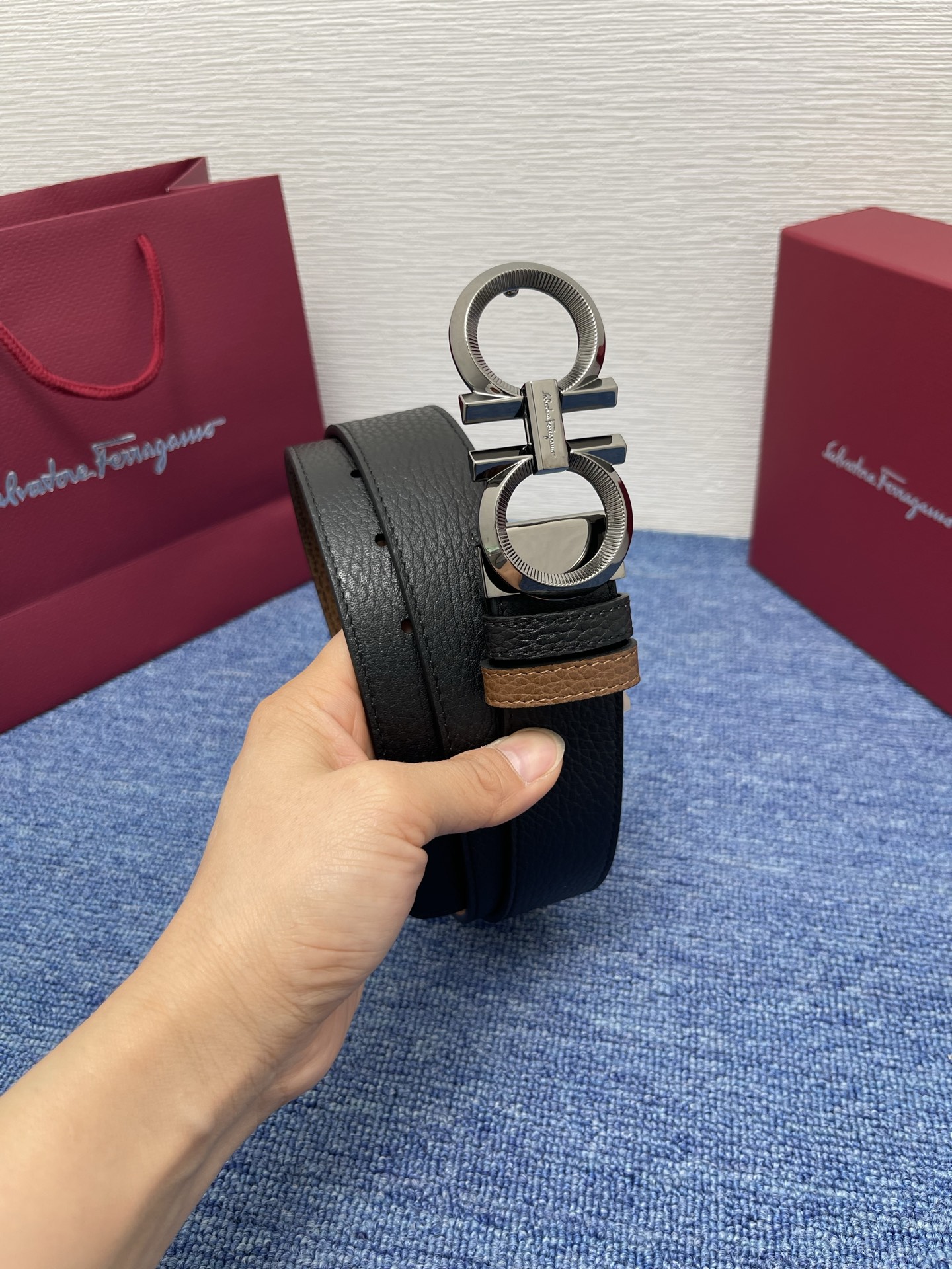 🔴 【品牌】菲拉.格慕 3.5cm 🔴 【描述】这款皮带采用天然粒纹皮革材质，颇具都市风范，细节充满动感