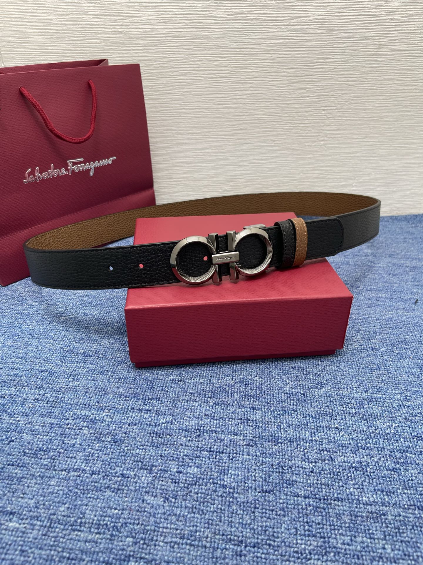 🔴 【品牌】菲拉.格慕 3.5cm 🔴 【描述】这款皮带采用天然粒纹皮革材质，颇具都市风范，细节充满动感