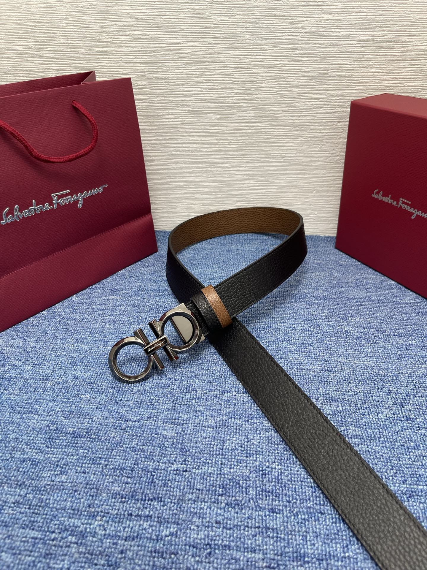 🔴 【品牌】菲拉.格慕 3.5cm 🔴 【描述】这款皮带采用天然粒纹皮革材质，颇具都市风范，细节充满动感