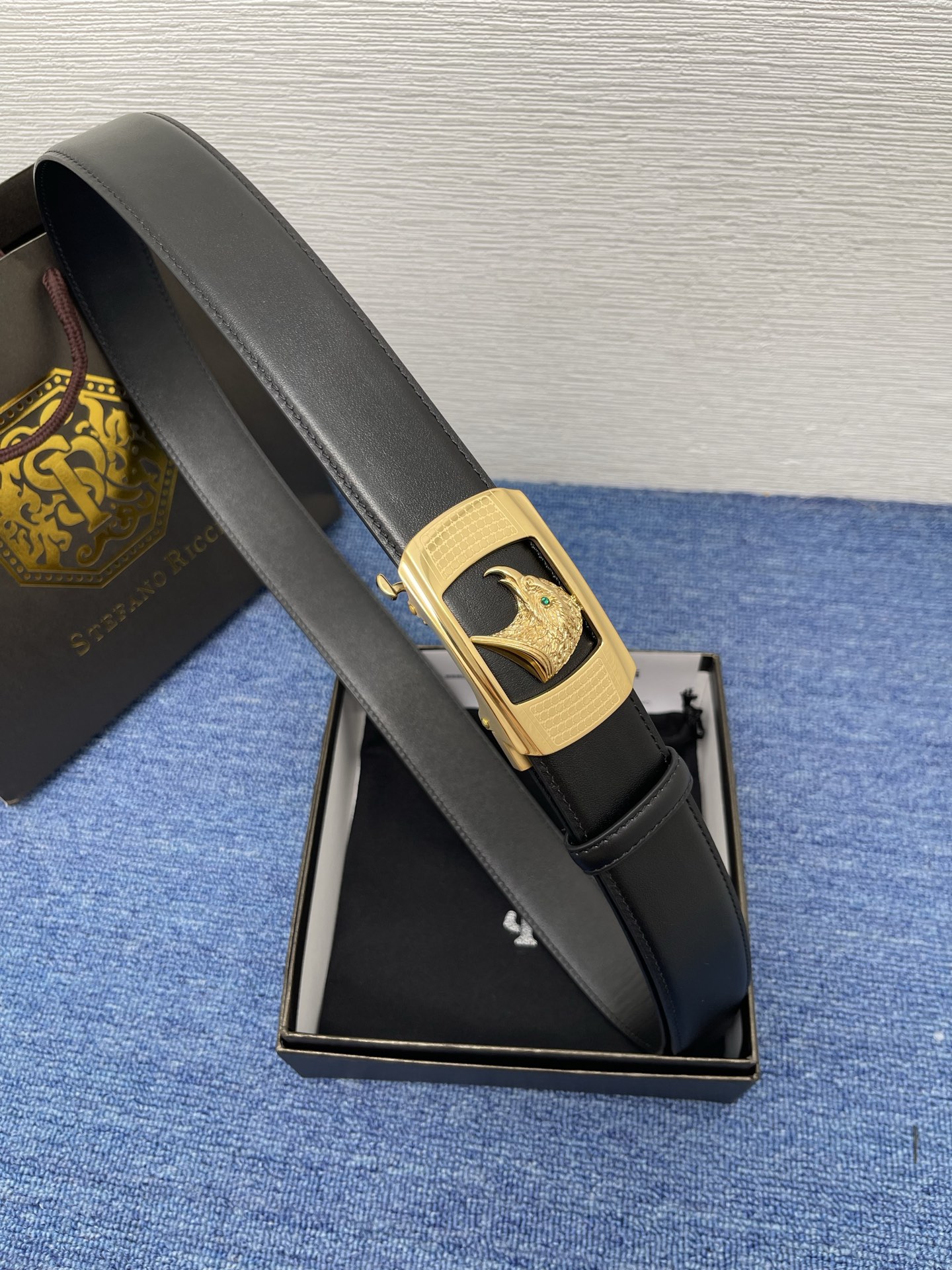 🔴 【品牌】史蒂芬 自动 🔴 【描述】经典系列新品腰带，采用小牛皮材质，完美搭配手工车线，经典配色，可搭