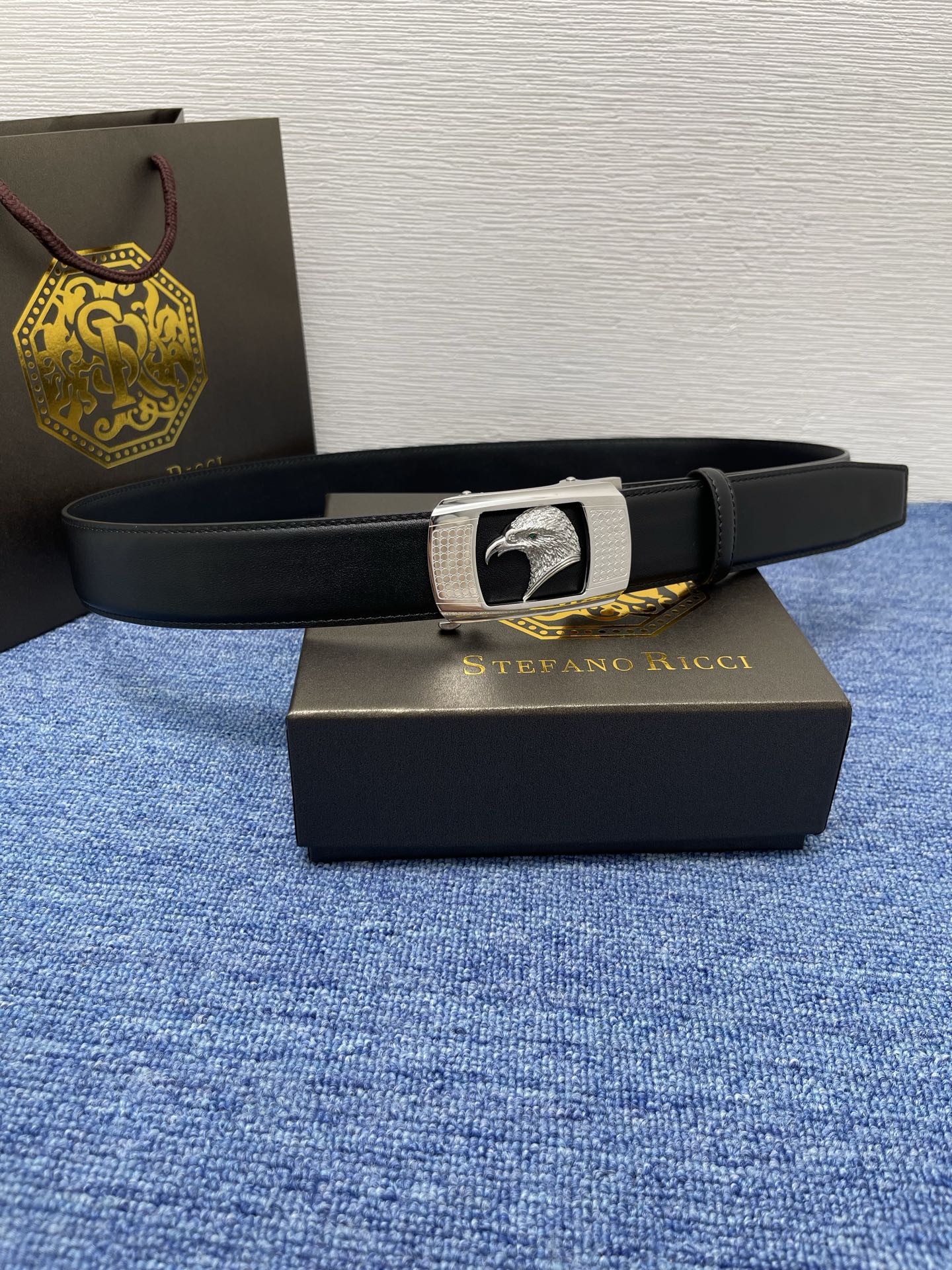 🔴 【品牌】史蒂芬 自动 🔴 【描述】经典系列新品腰带，采用小牛皮材质，完美搭配手工车线，经典配色，可搭