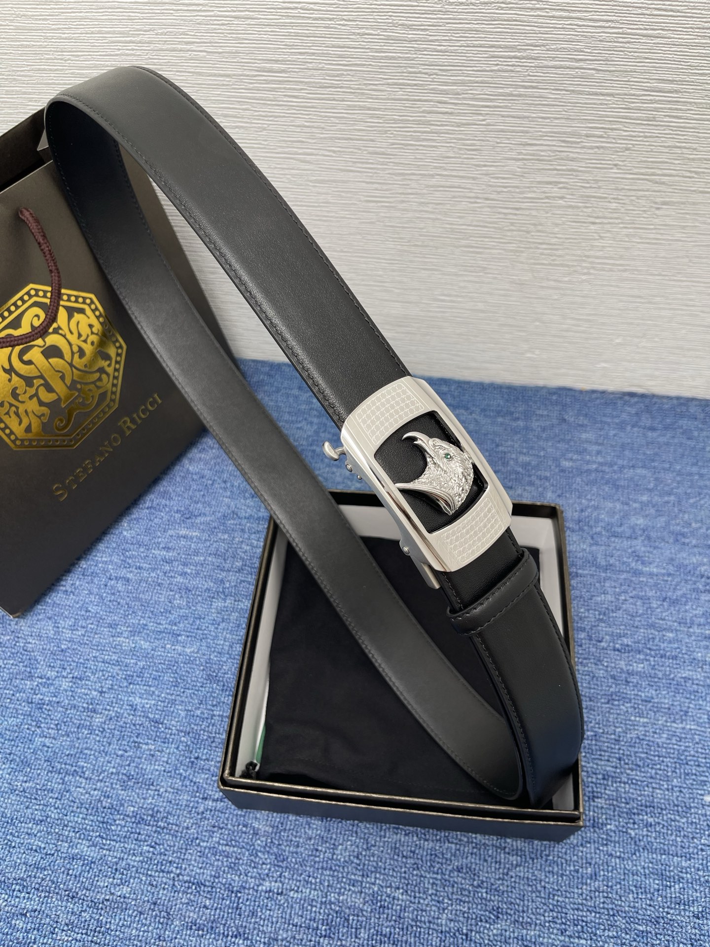 🔴 【品牌】史蒂芬 自动 🔴 【描述】经典系列新品腰带，采用小牛皮材质，完美搭配手工车线，经典配色，可搭