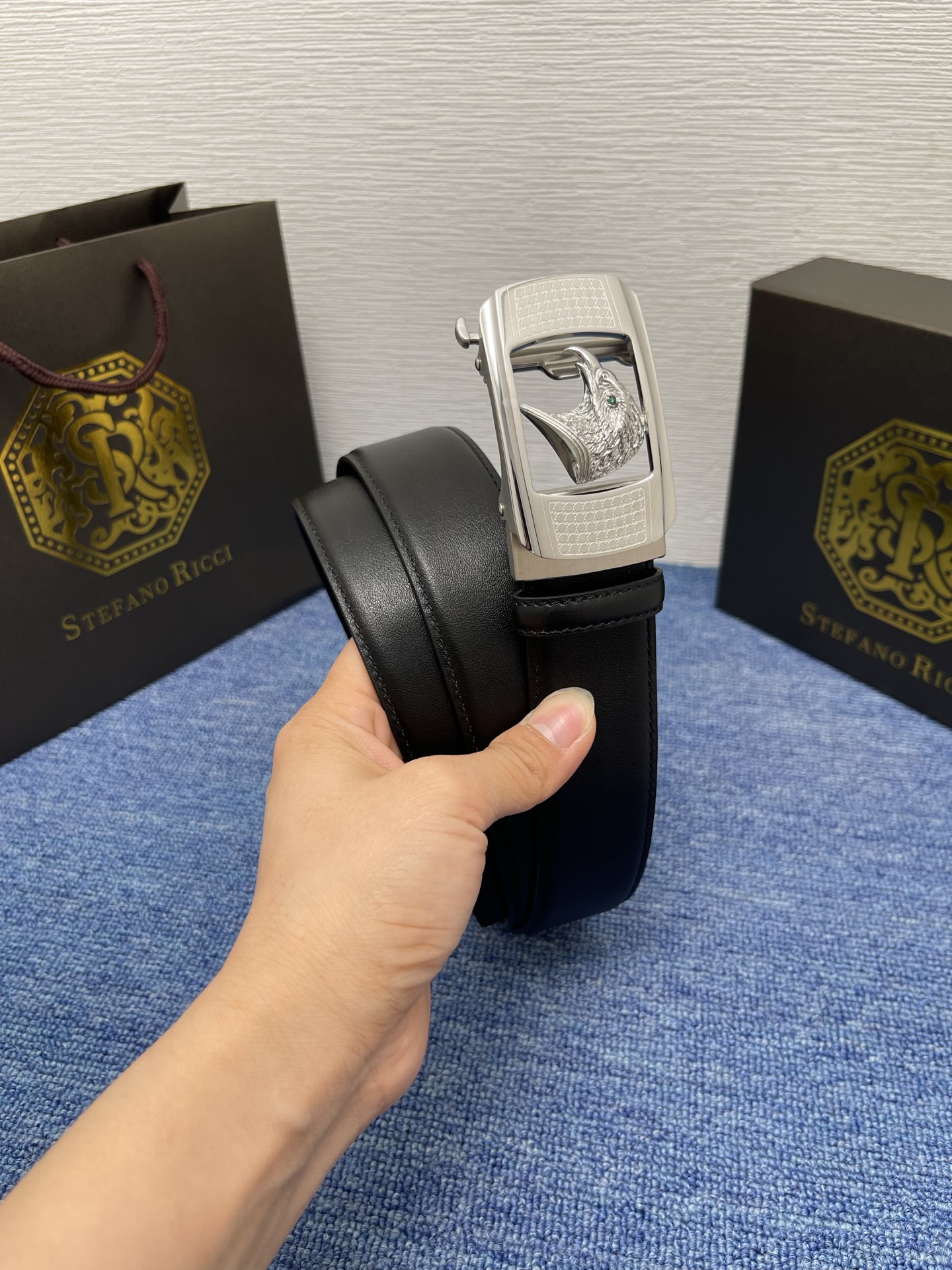 🔴 【品牌】史蒂芬 自动 🔴 【描述】经典系列新品腰带，采用小牛皮材质，完美搭配手工车线，经典配色，可搭