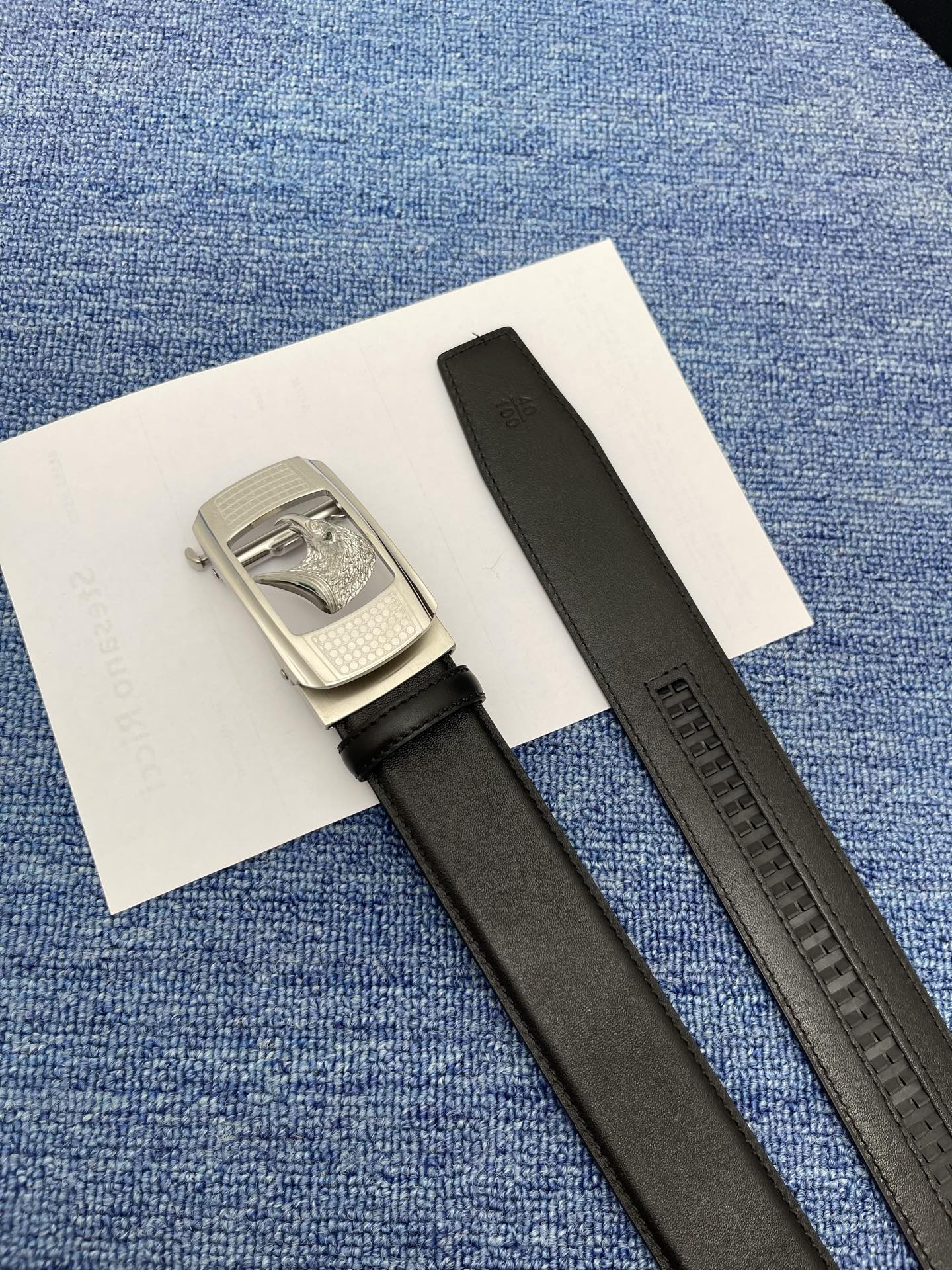 🔴 【品牌】史蒂芬 自动 🔴 【描述】经典系列新品腰带，采用小牛皮材质，完美搭配手工车线，经典配色，可搭