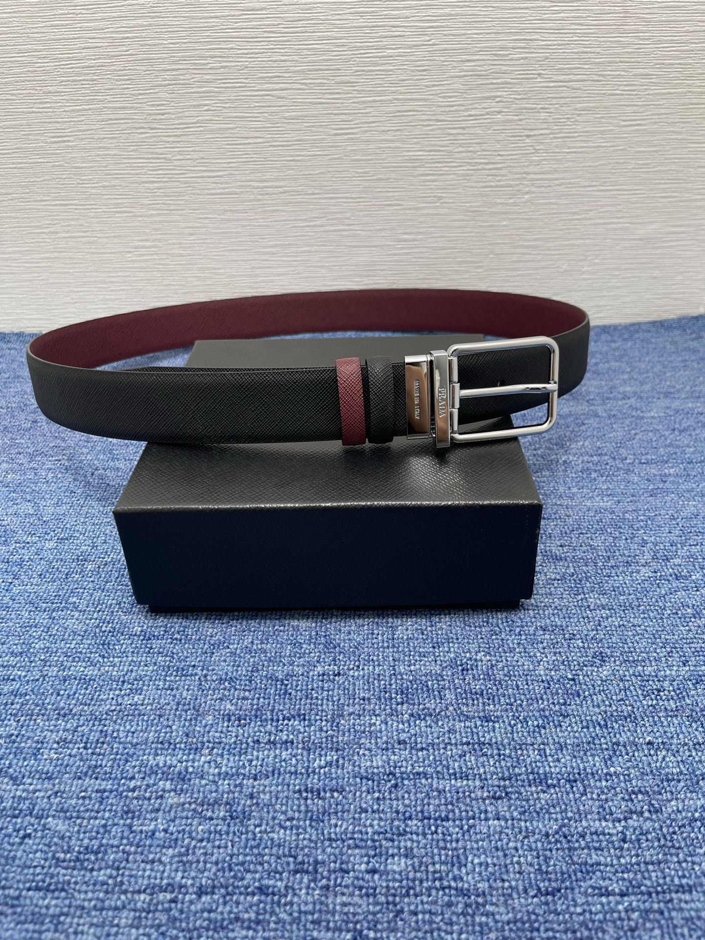 PRADA （普拉达）专柜同款 男士休闲双面用腰带 宽3.4cm 采用光滑双面头层小牛皮 采用简约外形设