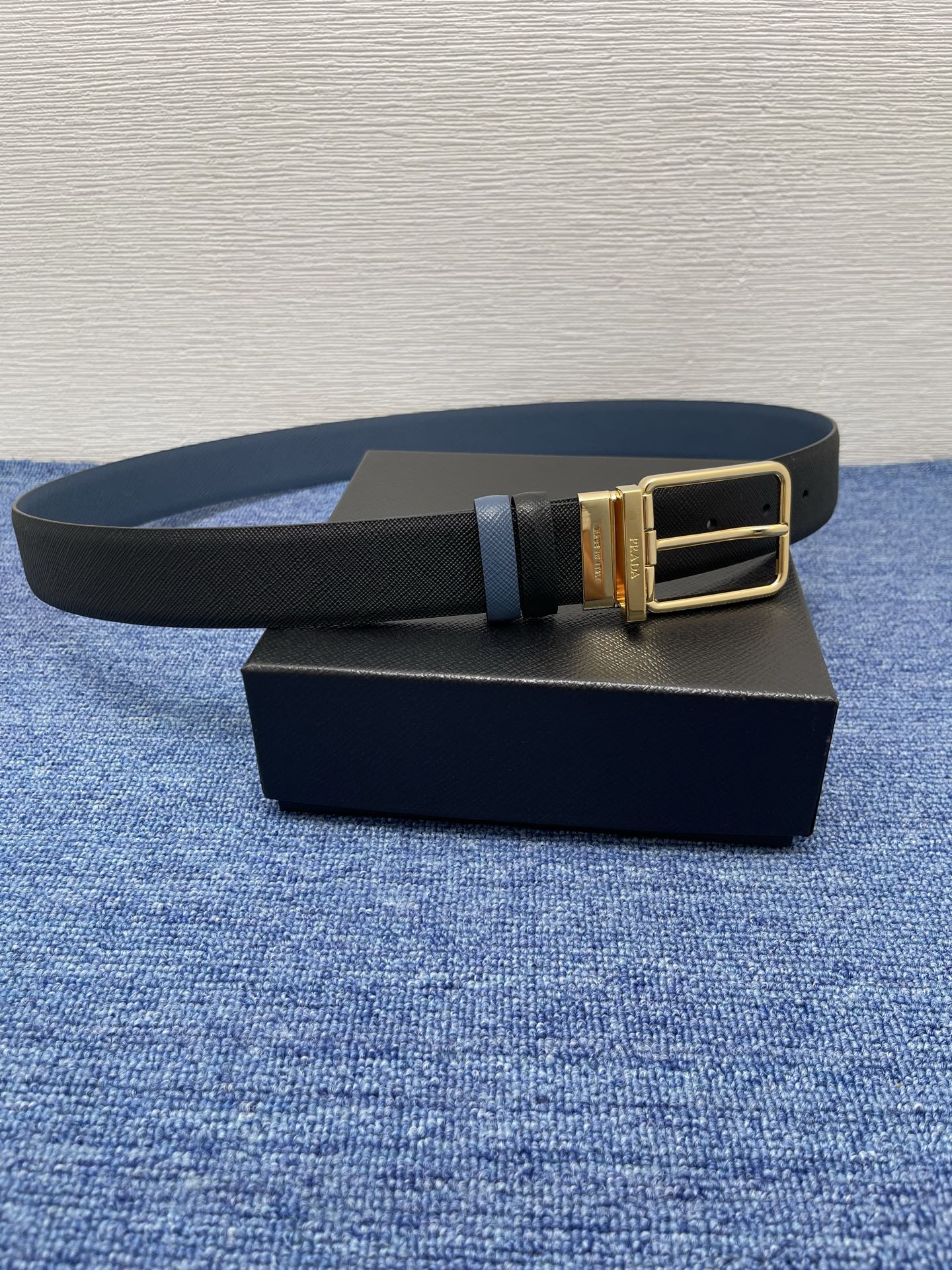 PRADA （普拉达）专柜同款 男士休闲双面用腰带 宽3.4cm 采用光滑双面头层小牛皮 采用简约外形设