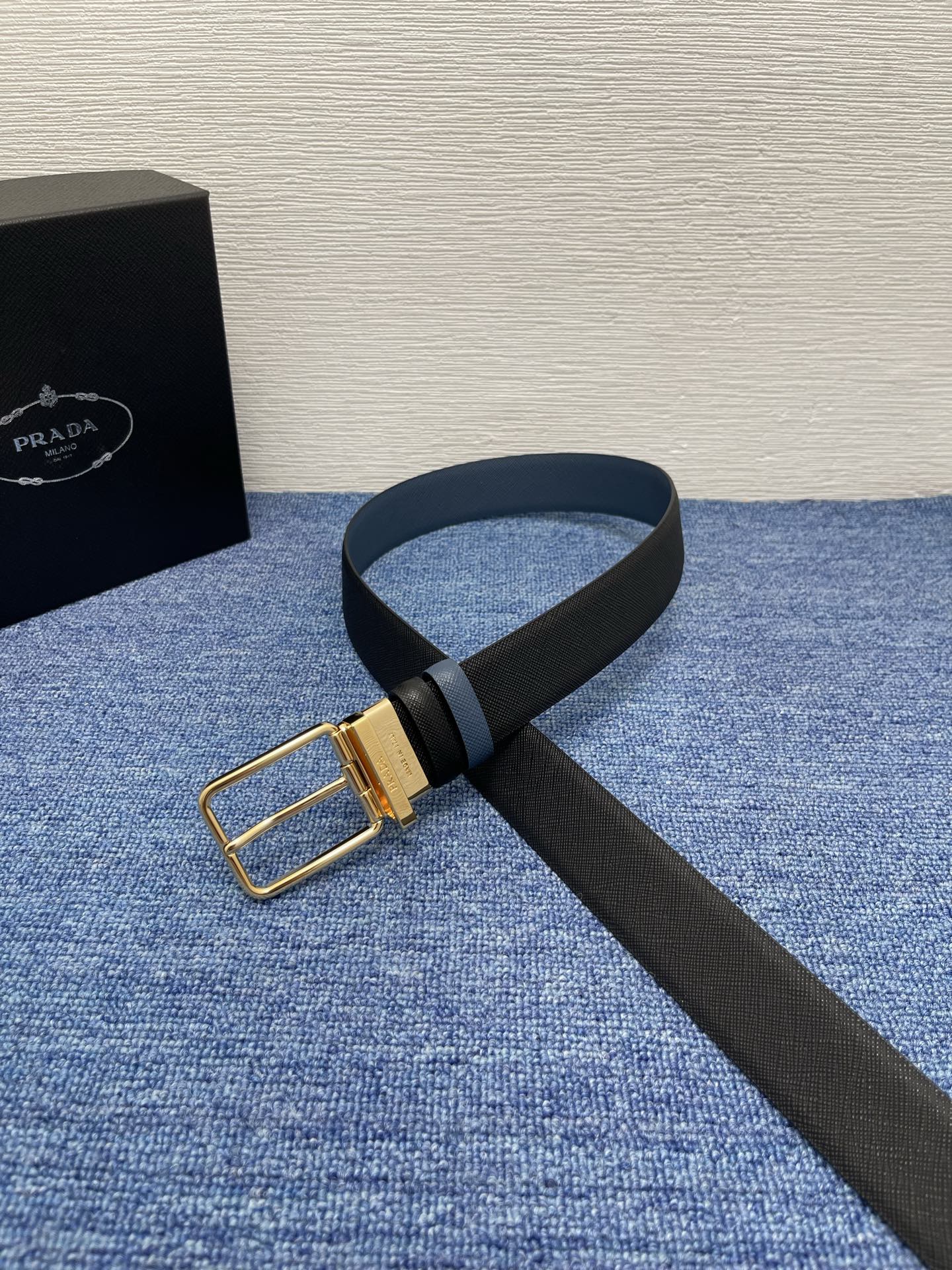 PRADA （普拉达）专柜同款 男士休闲双面用腰带 宽3.4cm 采用光滑双面头层小牛皮 采用简约外形设