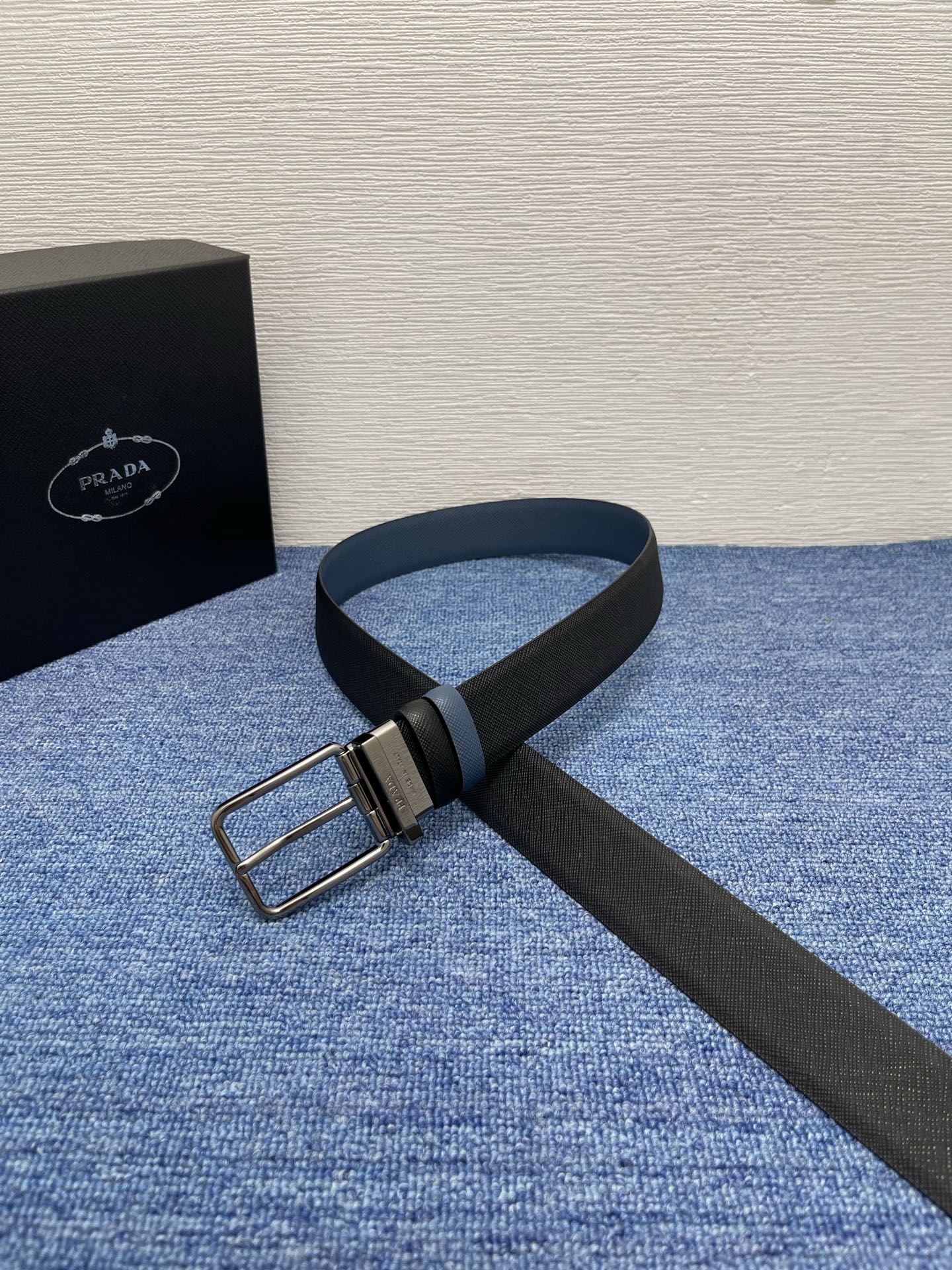 PRADA （普拉达）专柜同款 男士休闲双面用腰带 宽3.4cm 采用光滑双面头层小牛皮 采用简约外形设