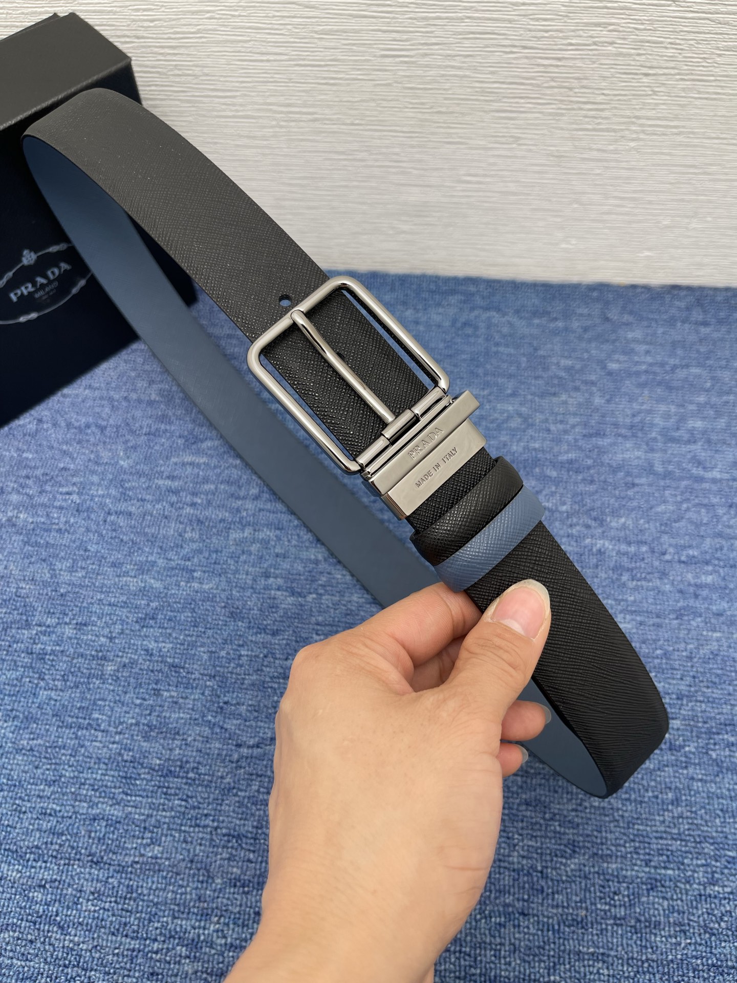 PRADA （普拉达）专柜同款 男士休闲双面用腰带 宽3.4cm 采用光滑双面头层小牛皮 采用简约外形设
