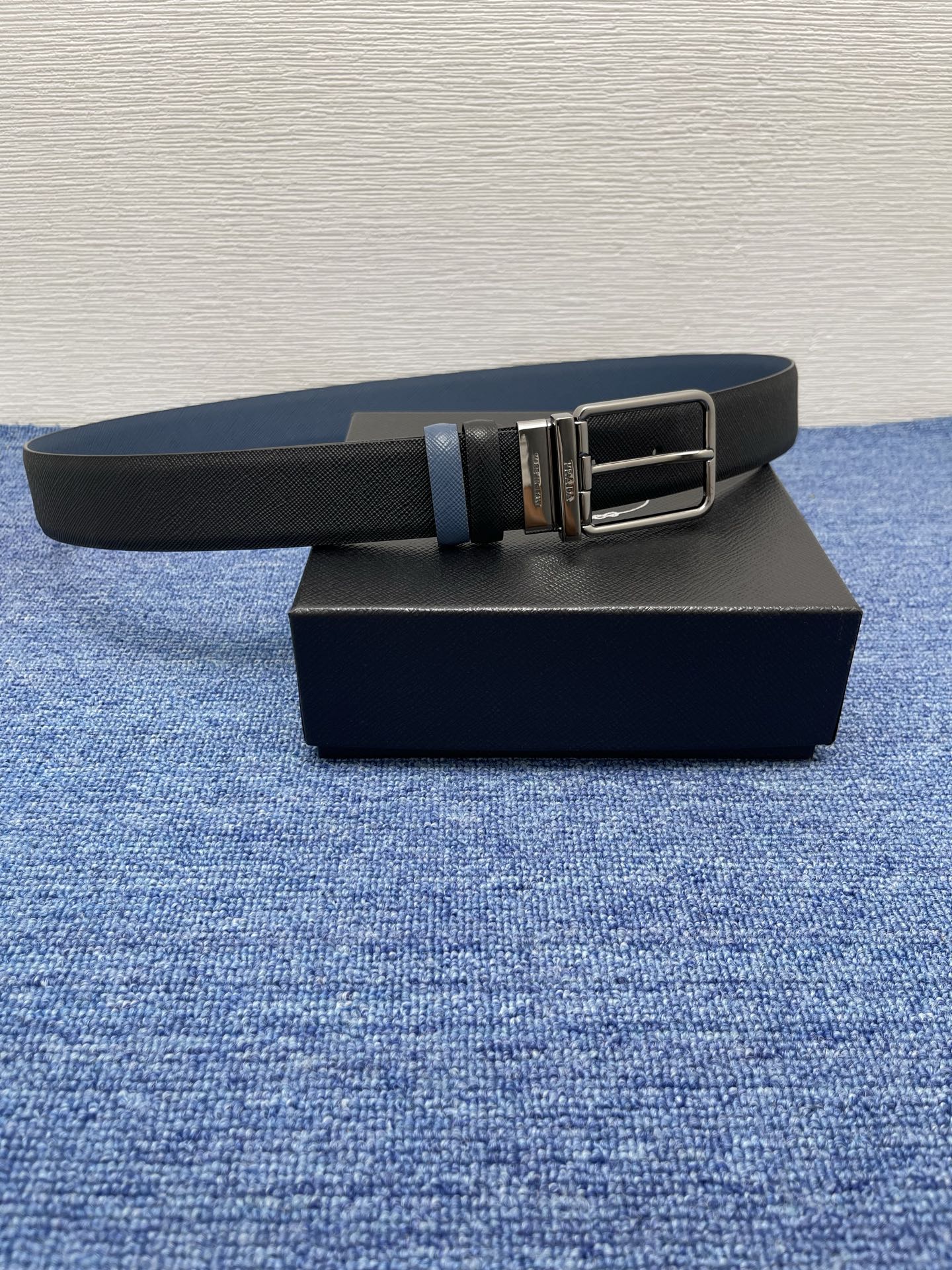 PRADA （普拉达）专柜同款 男士休闲双面用腰带 宽3.4cm 采用光滑双面头层小牛皮 采用简约外形设