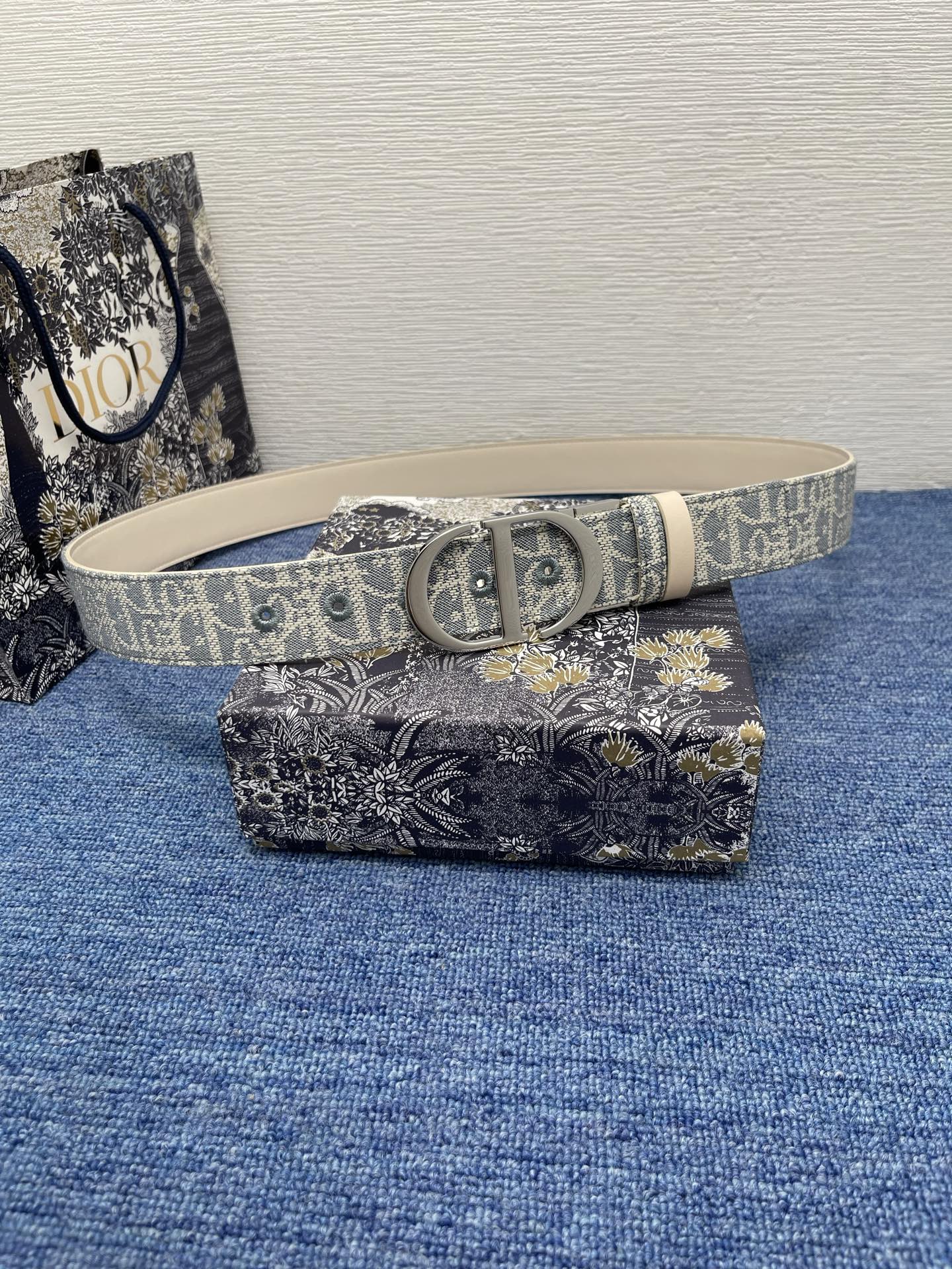  30 Montaigne Reversible Belt
Natural Smooth Calfski