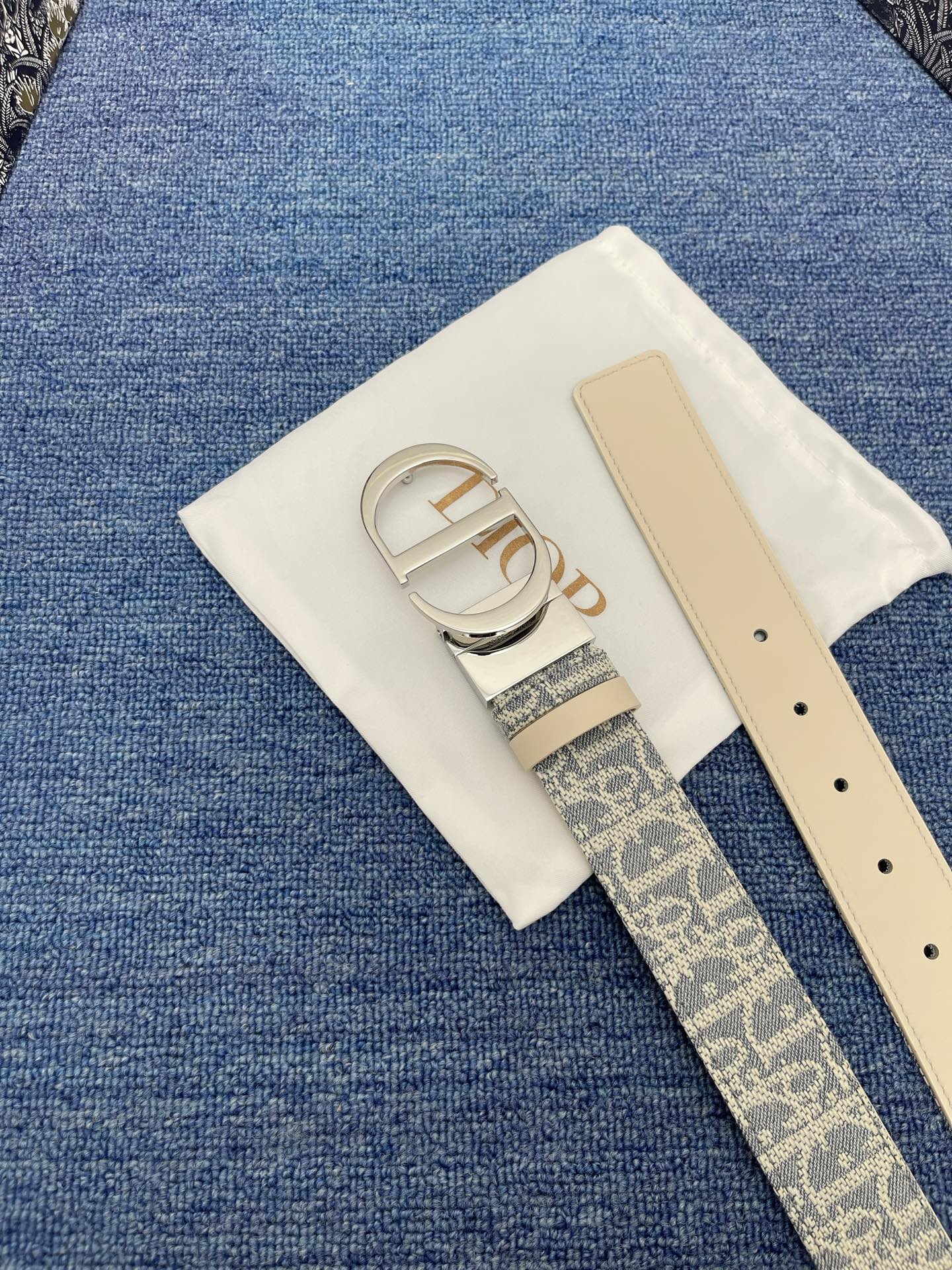  30 Montaigne Reversible Belt
Natural Smooth Calfski