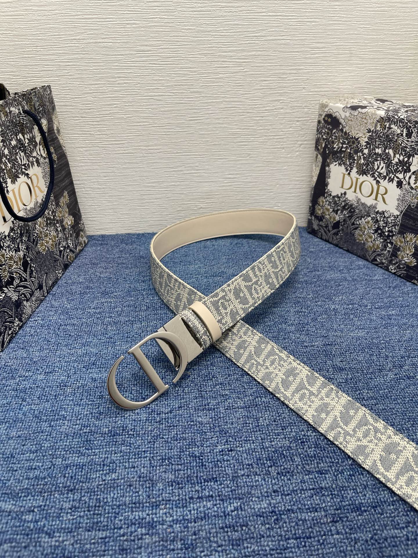  30 Montaigne Reversible Belt
Natural Smooth Calfski