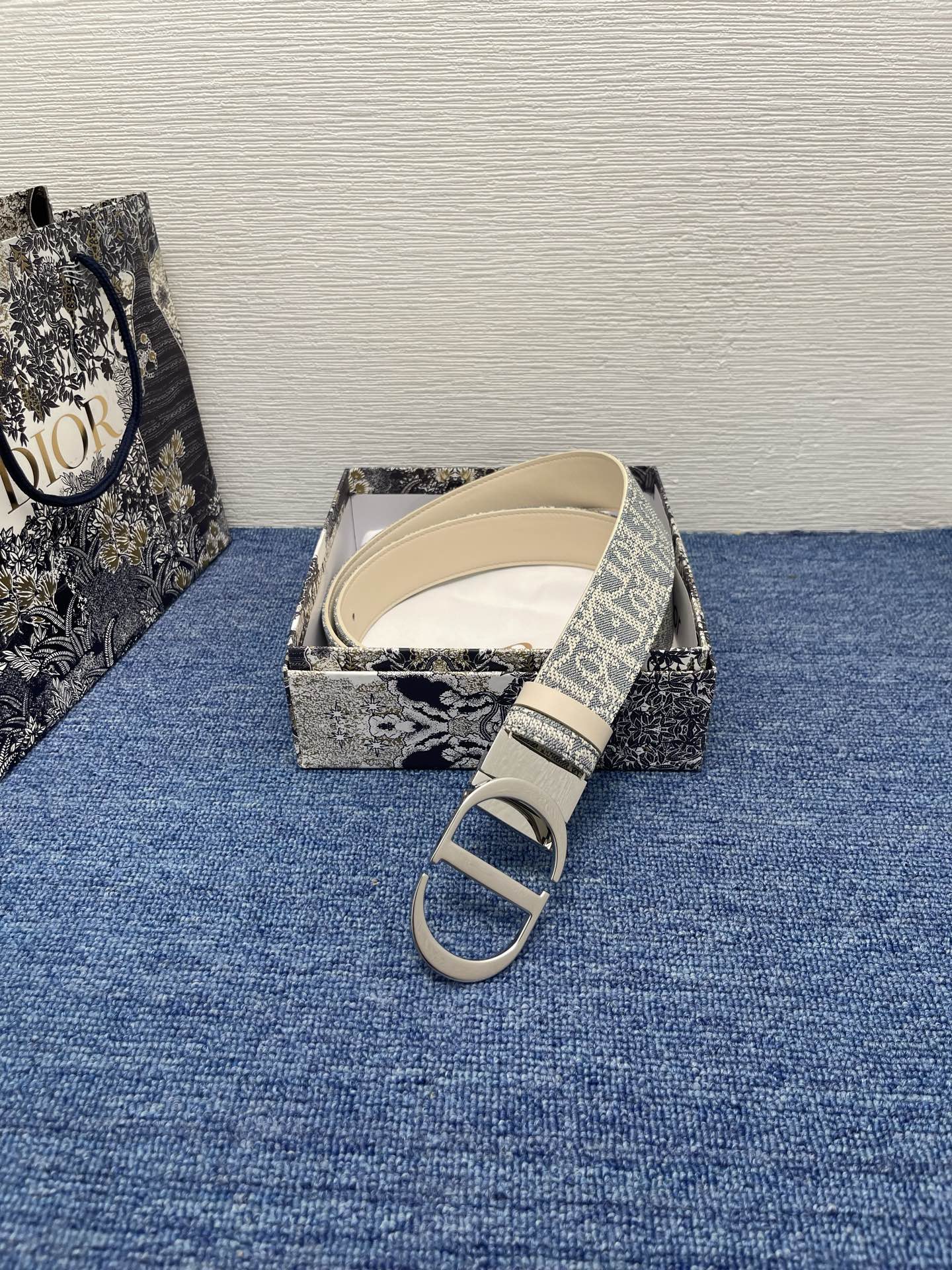  30 Montaigne Reversible Belt
Natural Smooth Calfski