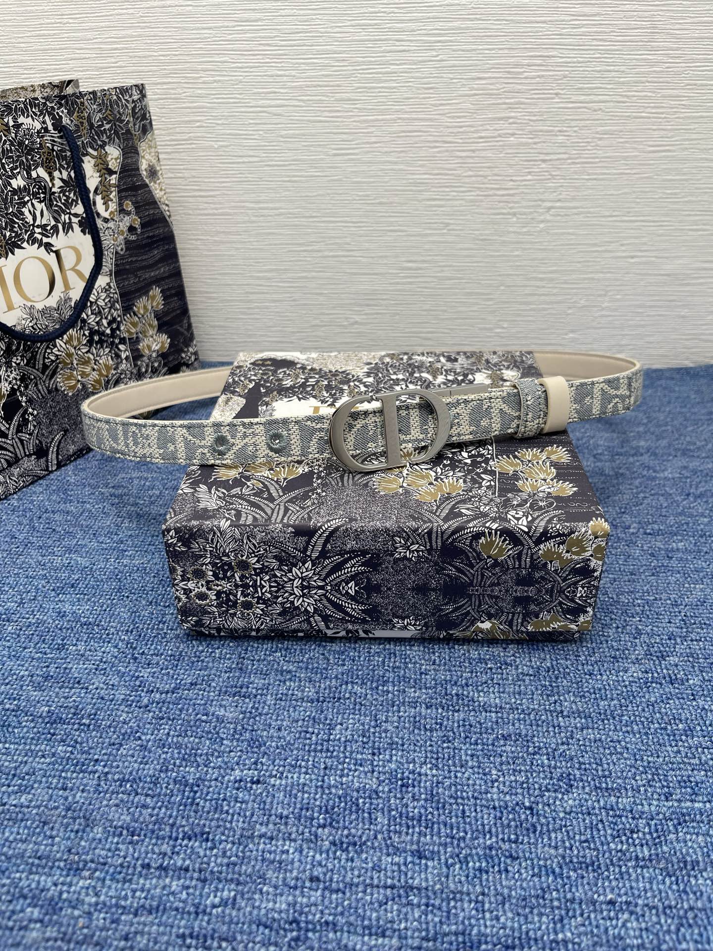  30 Montaigne Reversible Belt
Natural Smooth Calfski