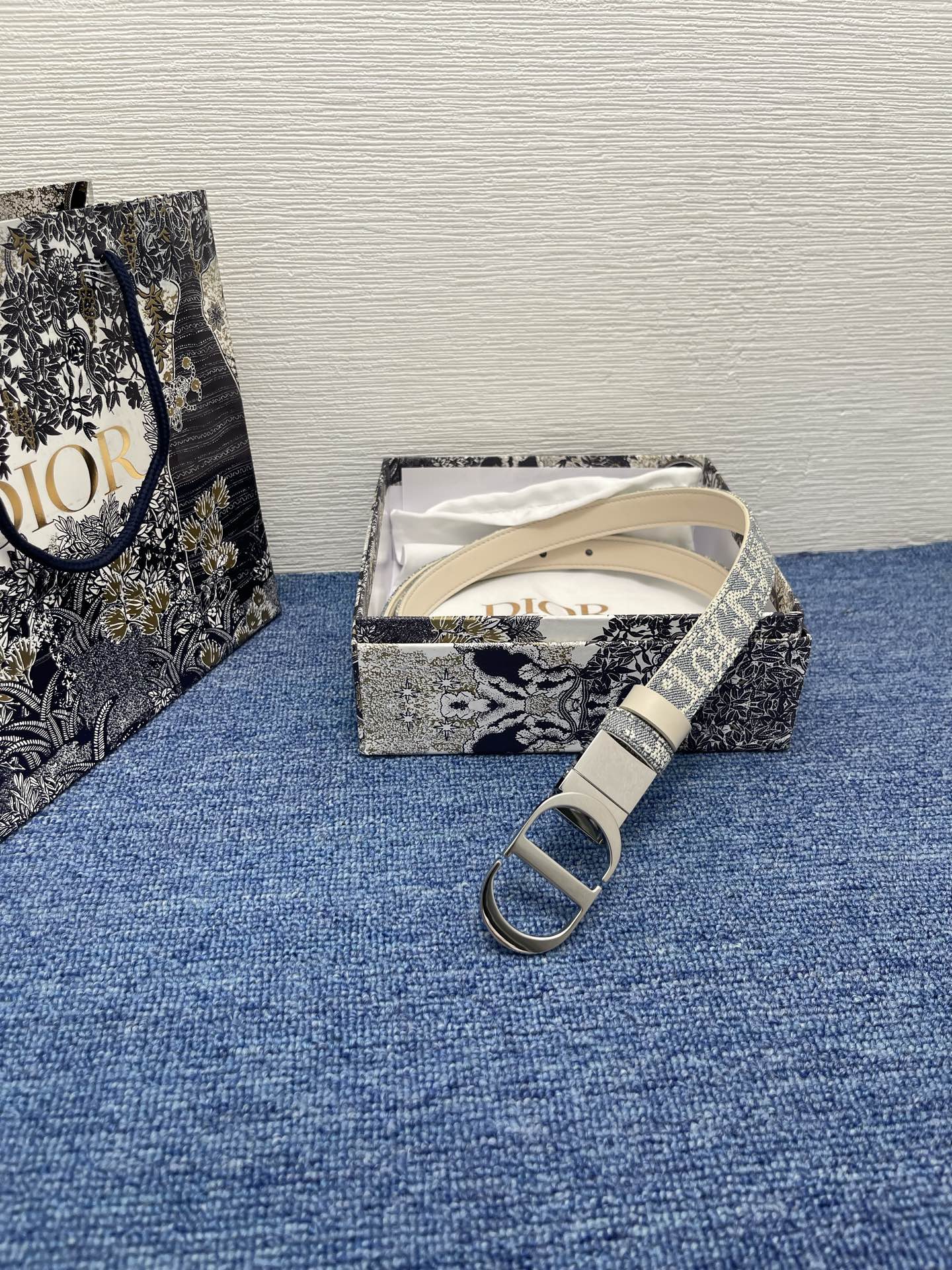  30 Montaigne Reversible Belt
Natural Smooth Calfski