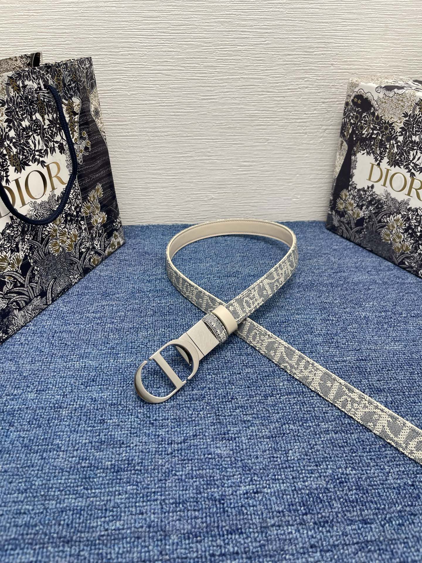  30 Montaigne Reversible Belt
Natural Smooth Calfski