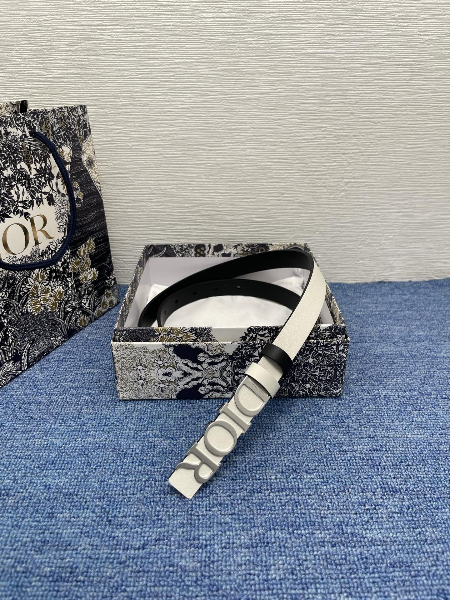 Dior D-Dream 20mm Belt in White Smooth Calfskin with Gold Finish Metal Buckle 5 i1749126131609 8808 0 3