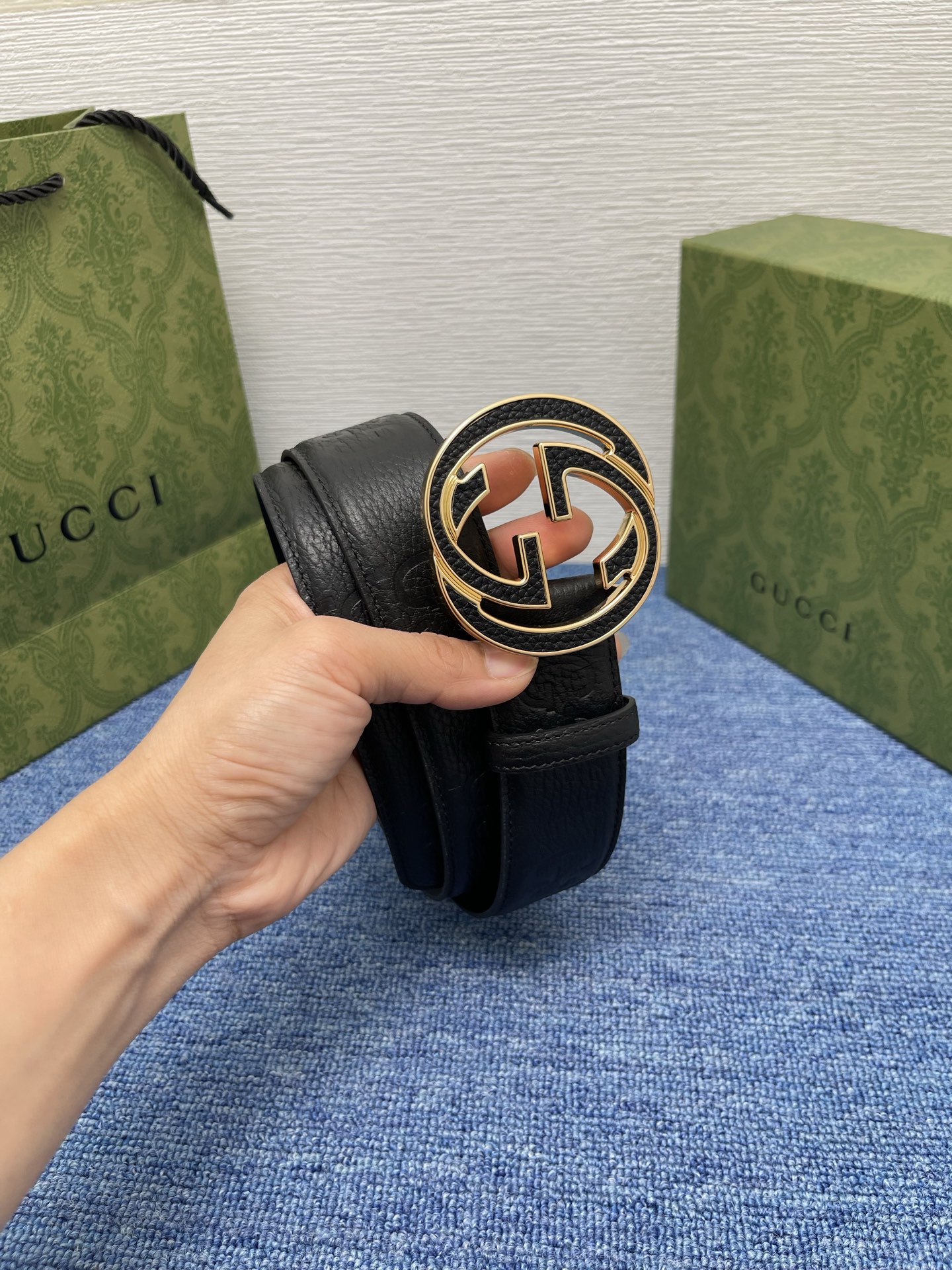 🔴 【品牌】古驰 Gucci 🔴 【描述】采用高级Gucci Signature真皮精制而成，触感厚实，