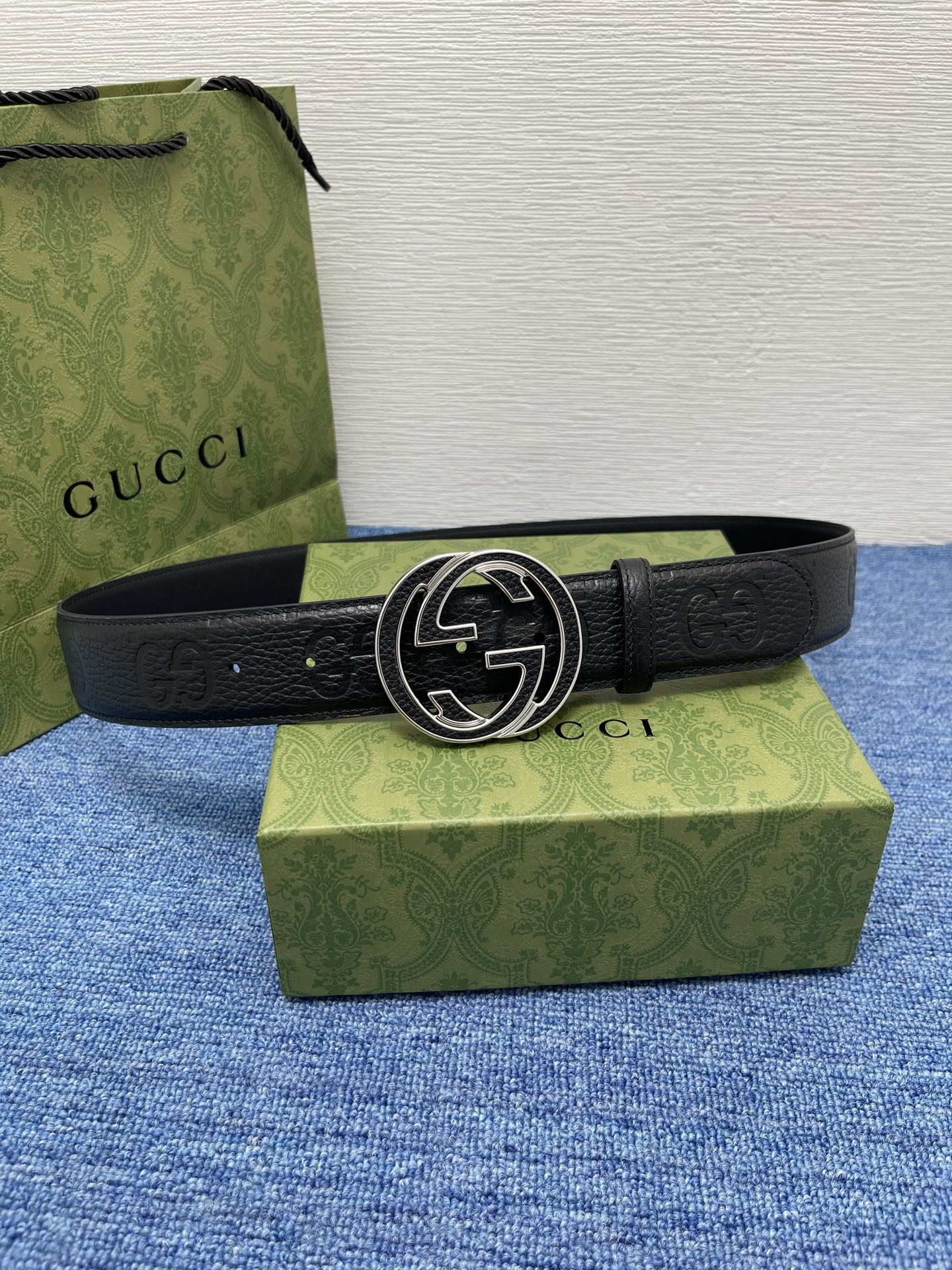 🔴 【品牌】古驰 Gucci 🔴 【描述】采用高级Gucci Signature真皮精制而成，触感厚实，