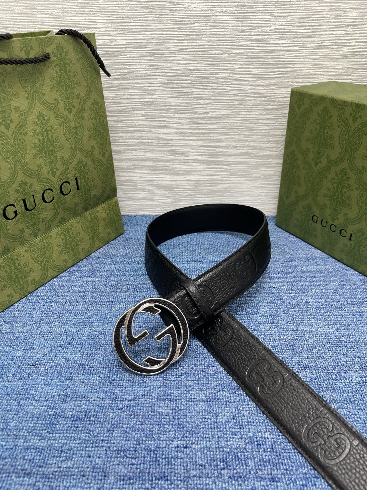 🔴 【品牌】古驰 Gucci 🔴 【描述】采用高级Gucci Signature真皮精制而成，触感厚实，