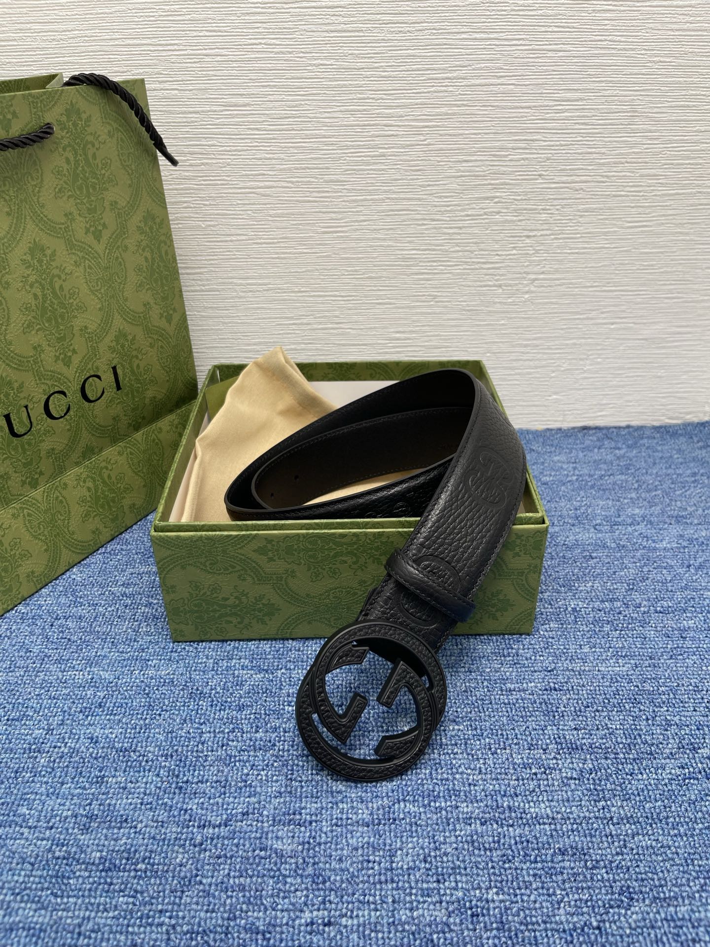 🔴 【品牌】古驰 Gucci 🔴 【描述】采用高级Gucci Signature真皮精制而成，触感厚实，