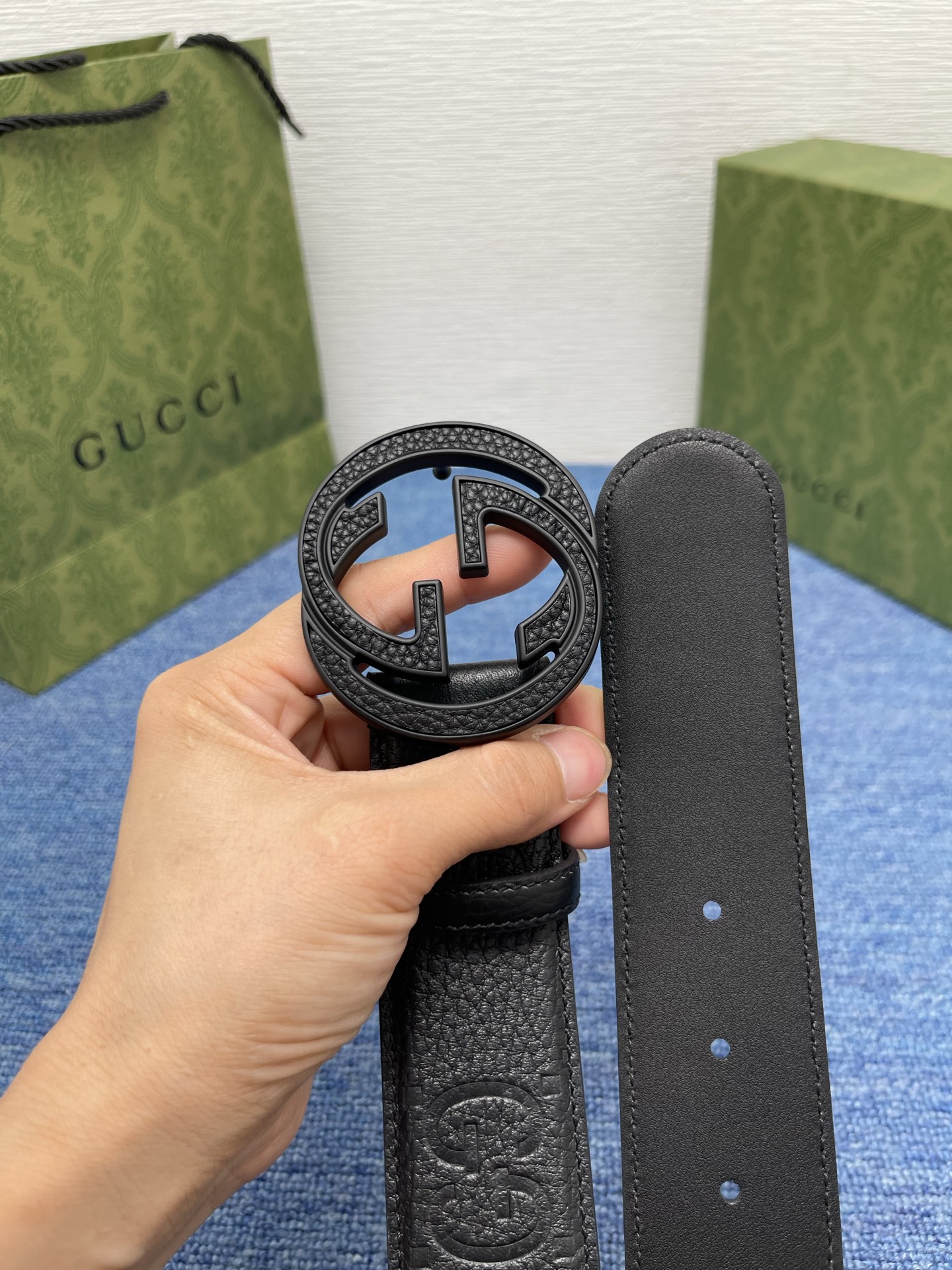 🔴 【品牌】古驰 Gucci 🔴 【描述】采用高级Gucci Signature真皮精制而成，触感厚实，