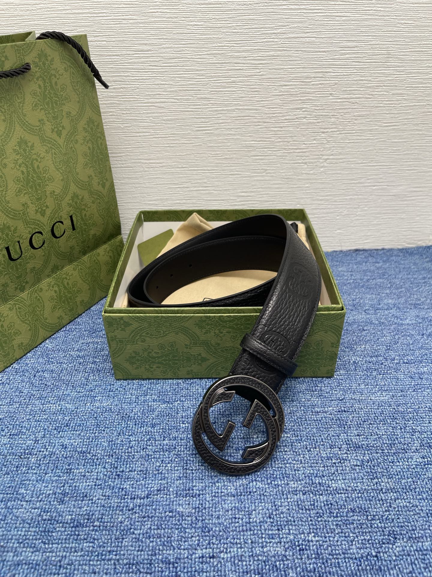 🔴 【品牌】古驰 Gucci 🔴 【描述】采用高级Gucci Signature真皮精制而成，触感厚实，